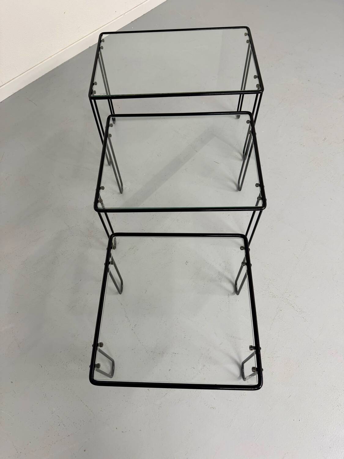 Vintage Italian design nesting coffee table in metal and glass from the 1980s