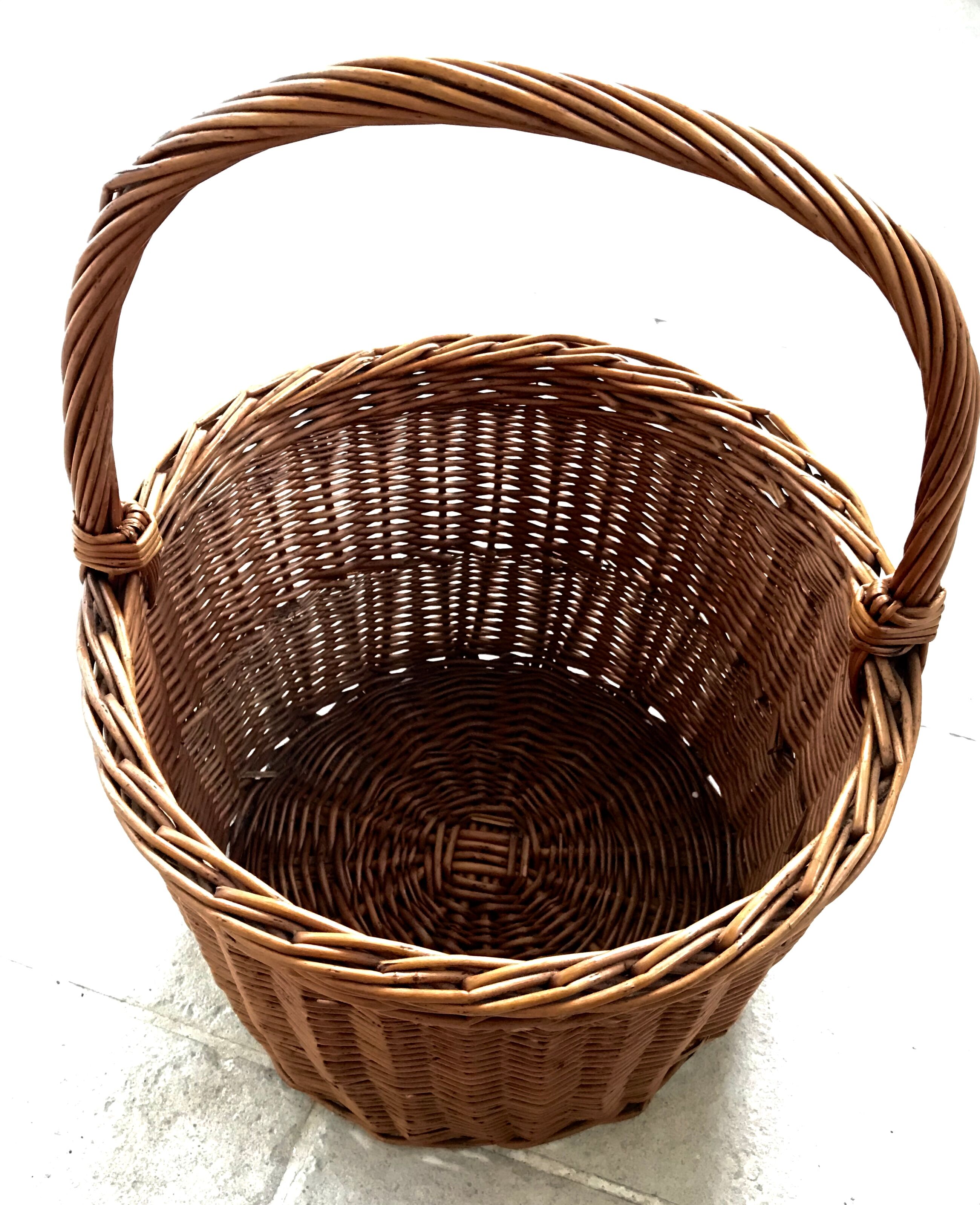Round wicker basket