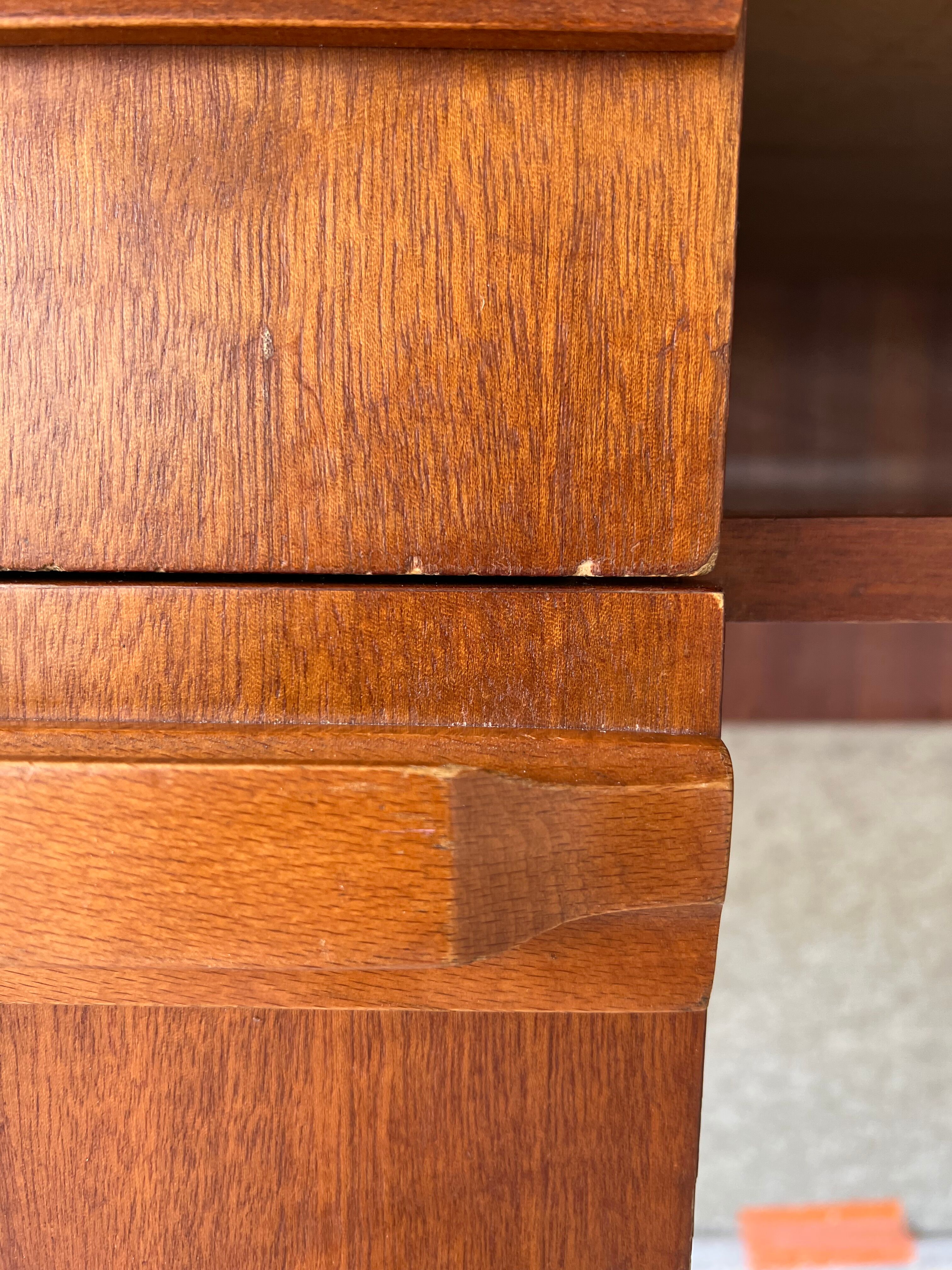 Scandinavian office of the 60s with sleigh feet