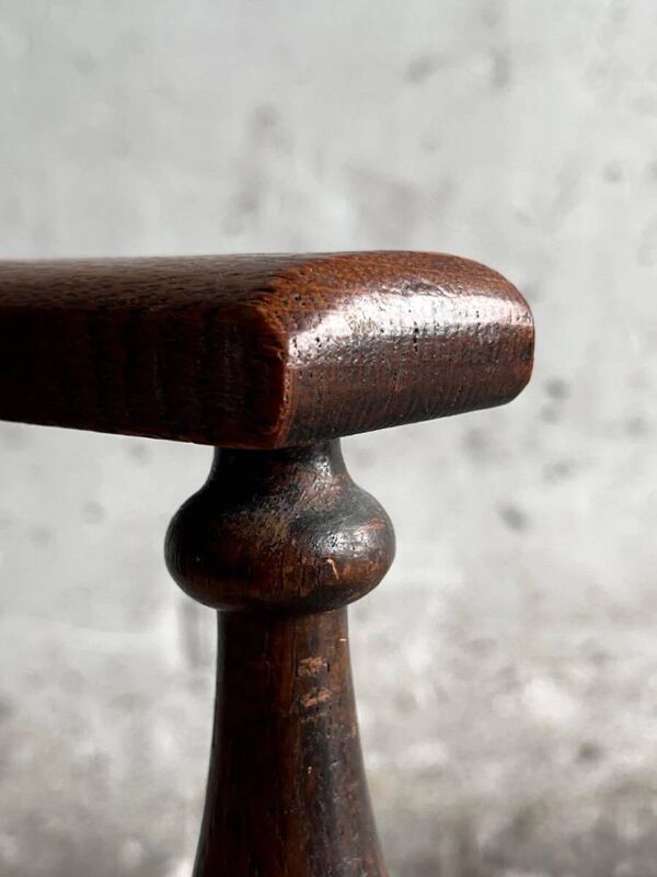 Fauteuil Arts & Crafts en bois massif brun foncé, avec assise en jonc naturel et dossier haut.