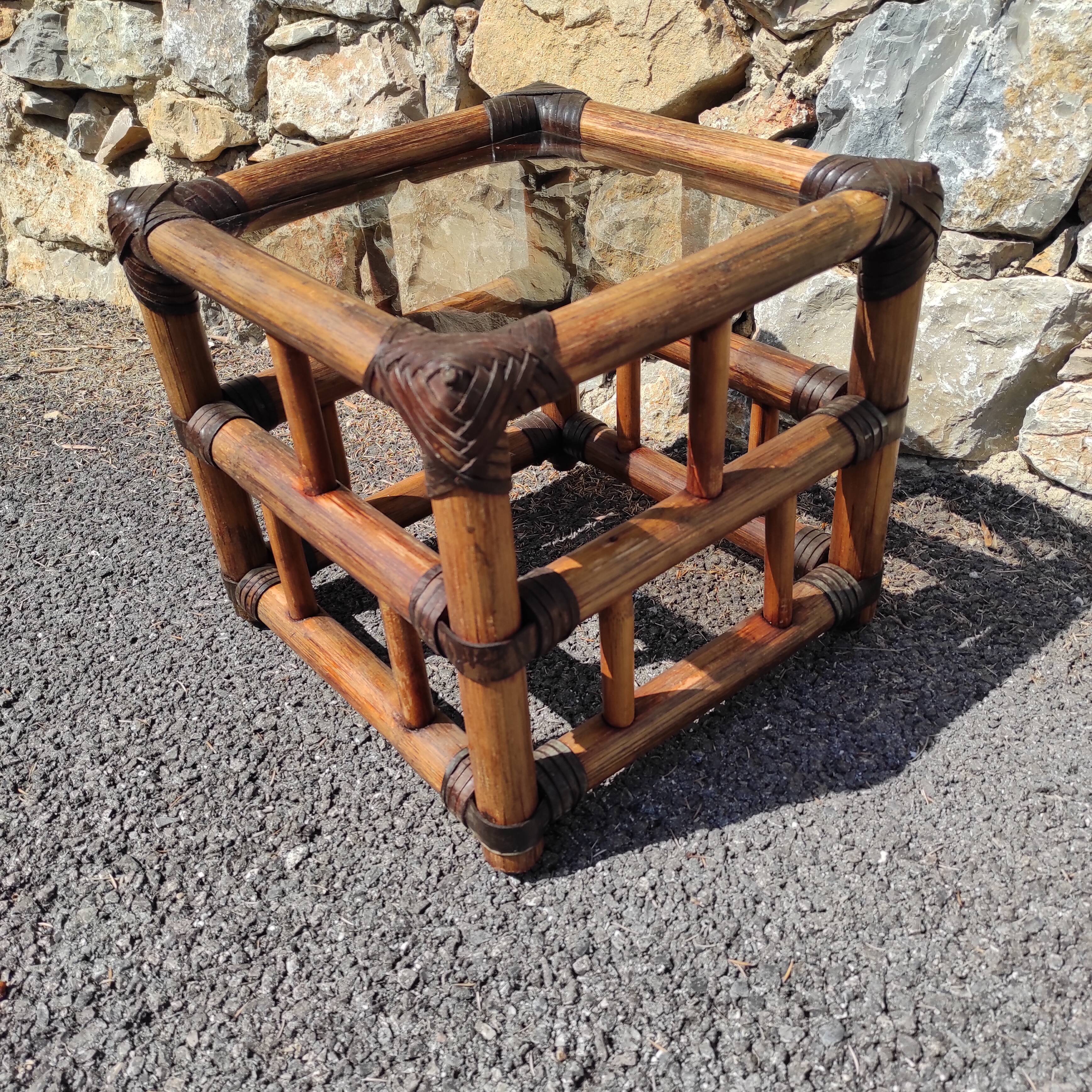 Table d'appoint en bambou vintage avec 1 plateau en verre couleur ambre foncé