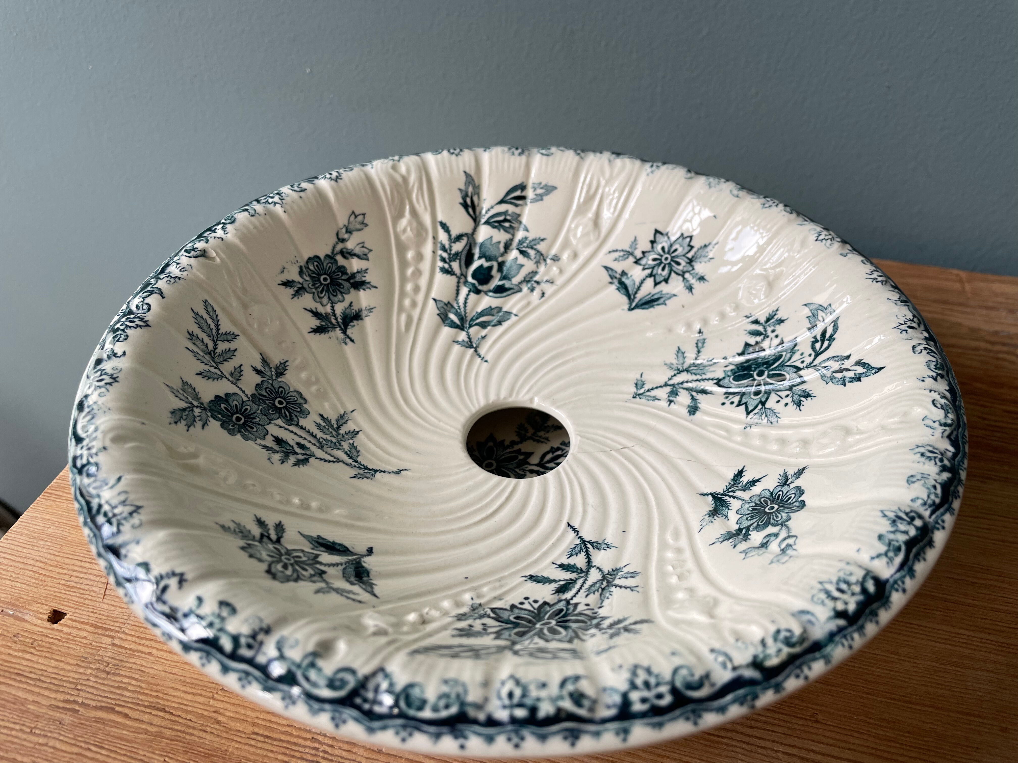 Soap cup 1900 in earthenware of St Amand Et Hamage, Nigella collection