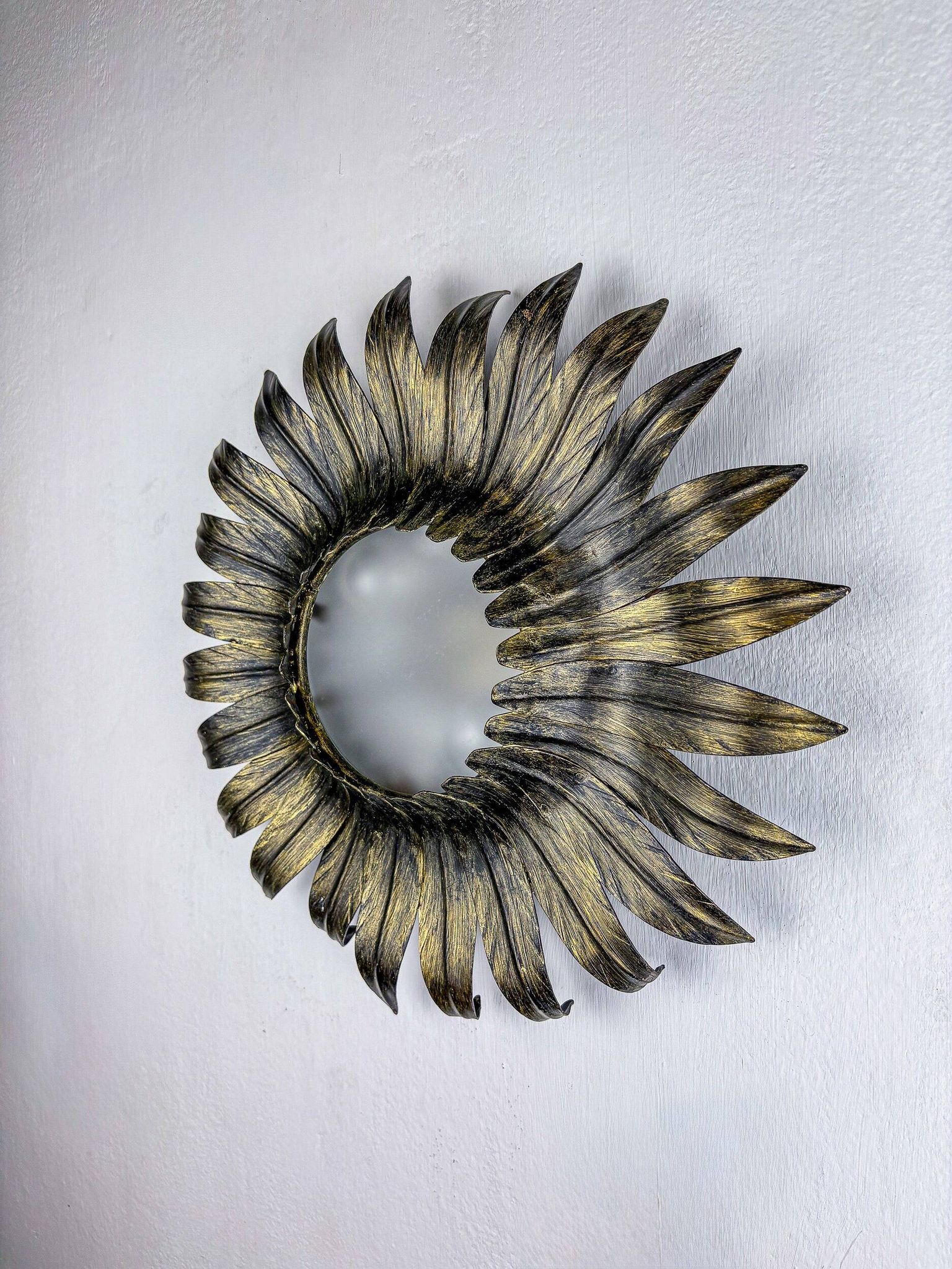 Plafonnier en fer doré à feuillage en rayons de soleil espagnol, années 1960.