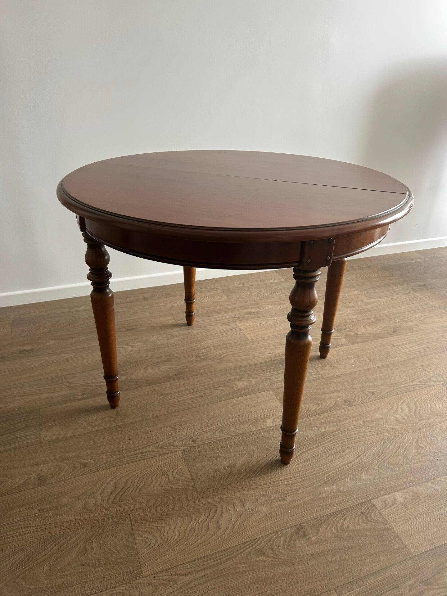 Round table in cherry wood - classic and timeless style