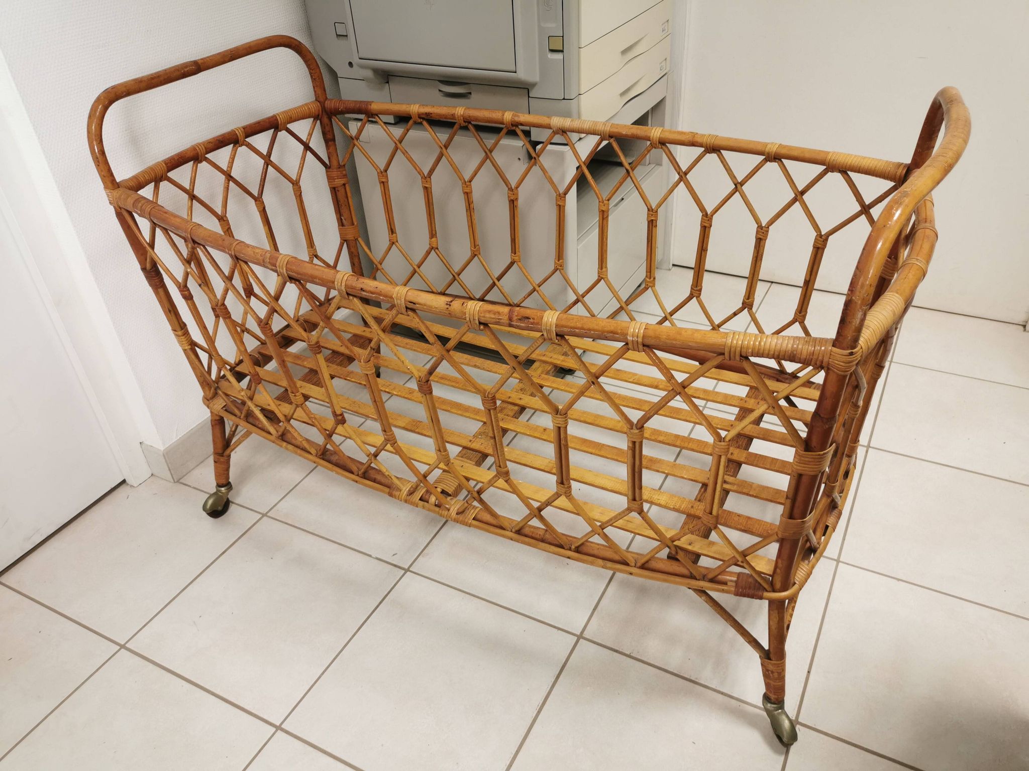 Lit enfant, bébé vintage en rotin