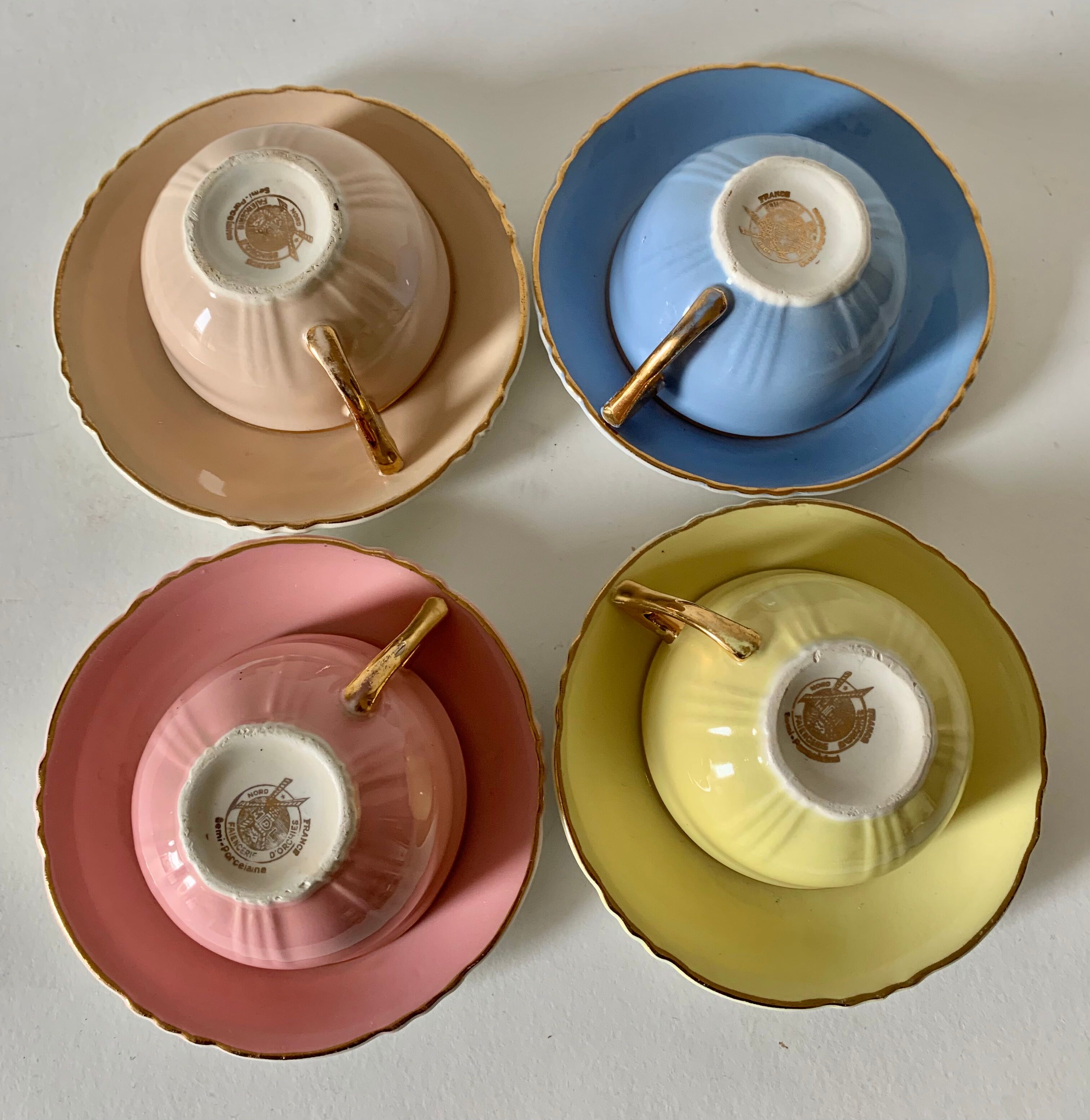 4 tasses à café en faïence couleurs pastel