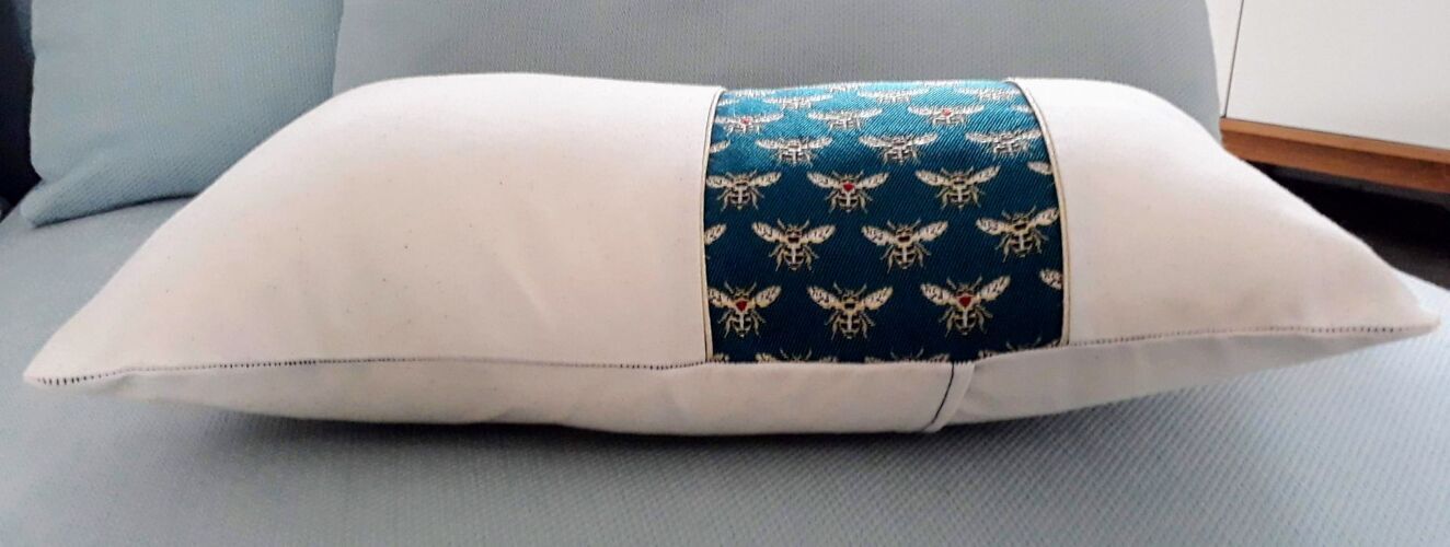 Cushion cover Bee fabrics on emerald green background