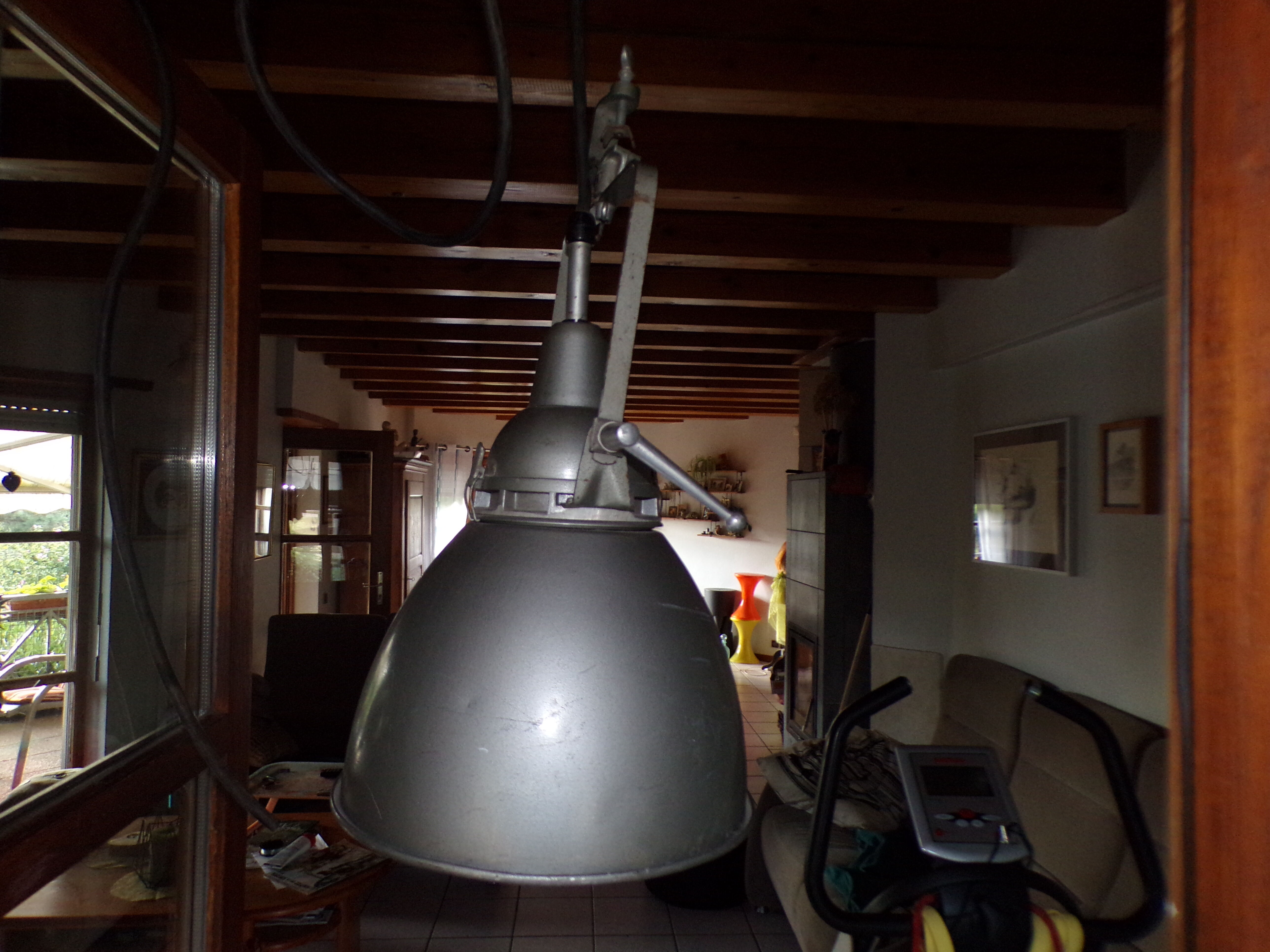 Industrial workshop lamp suspension