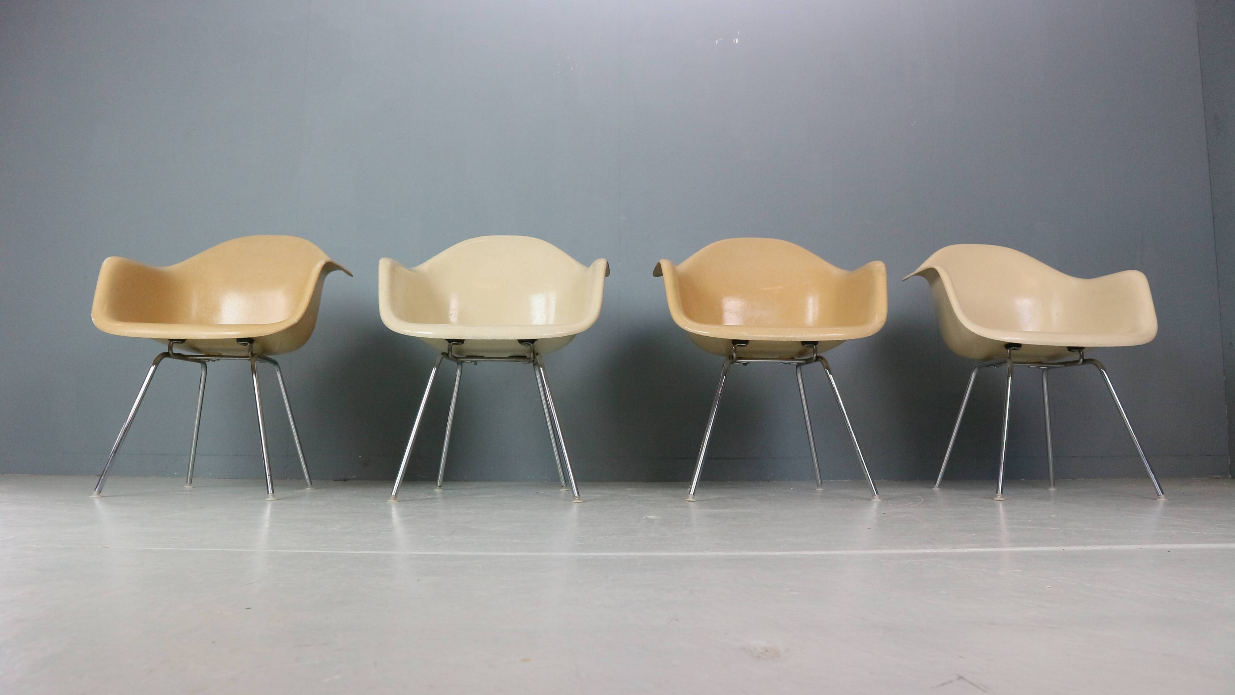 Charles & Ray Eames Set of 4 Off white "H-Base" Chairs for Herman Miller, 1960