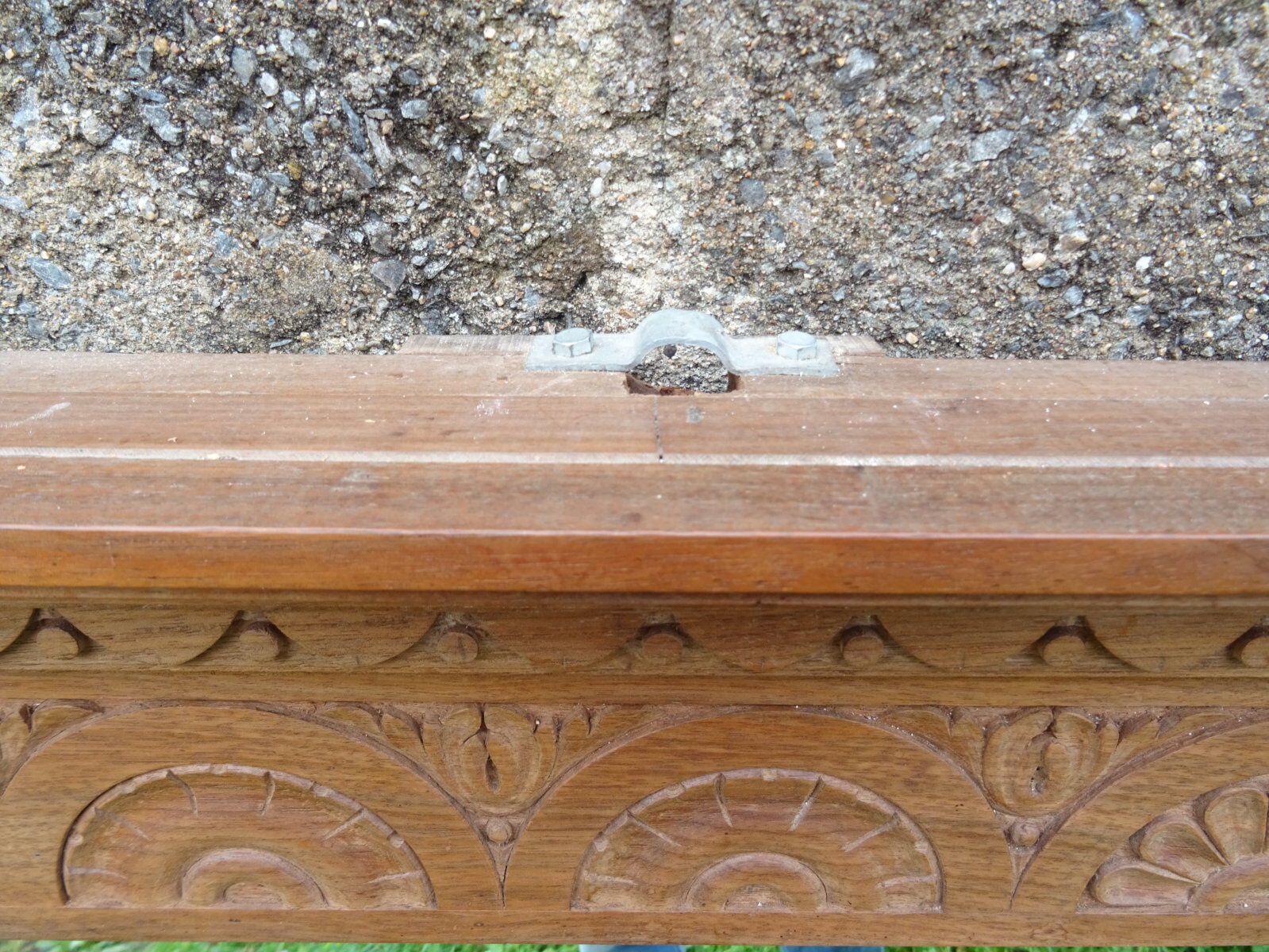 Sculpted mirror 130 x 117 cm