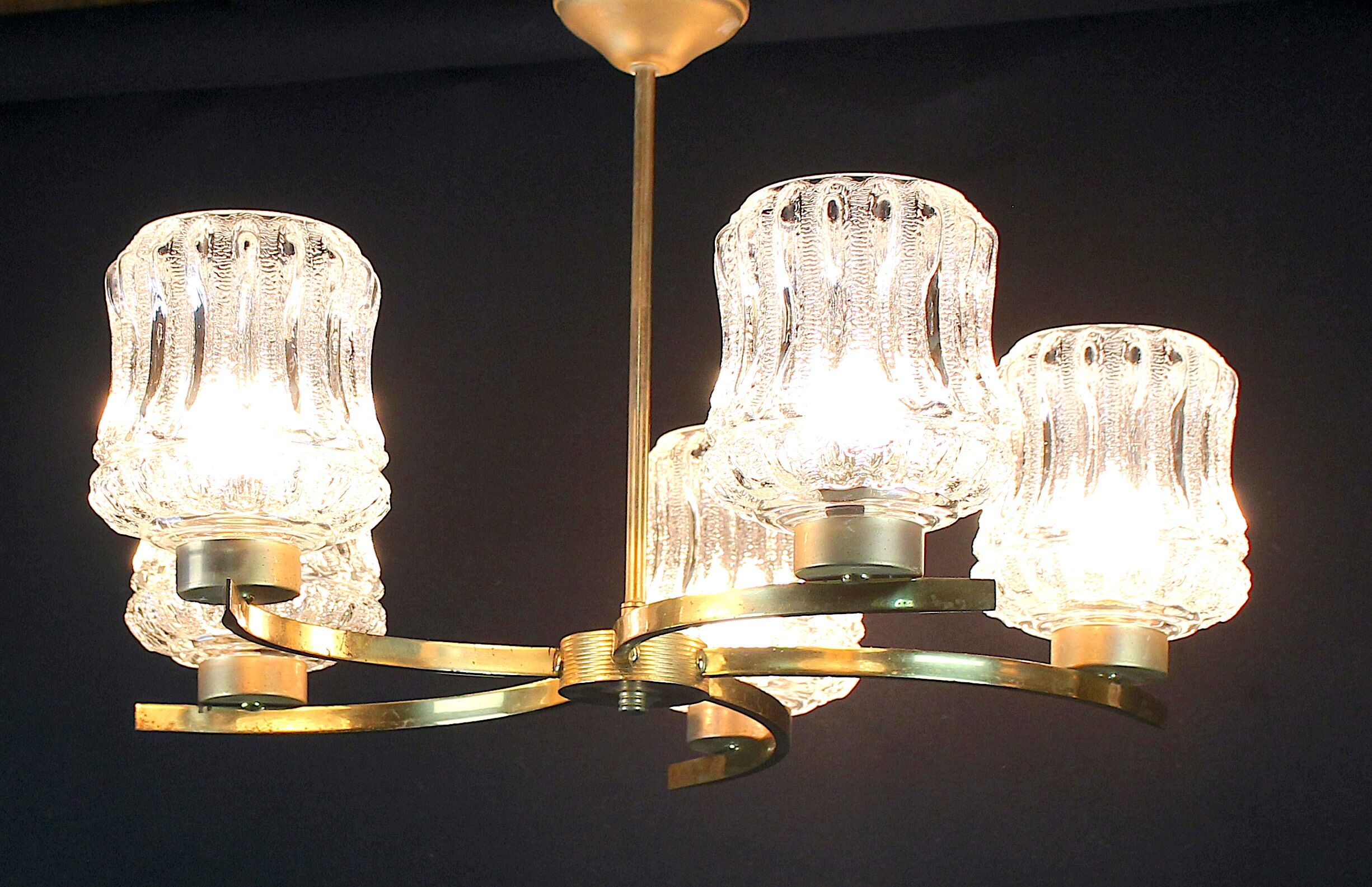Lustre en verre et cinq bras en laiton courbés, France 1950's