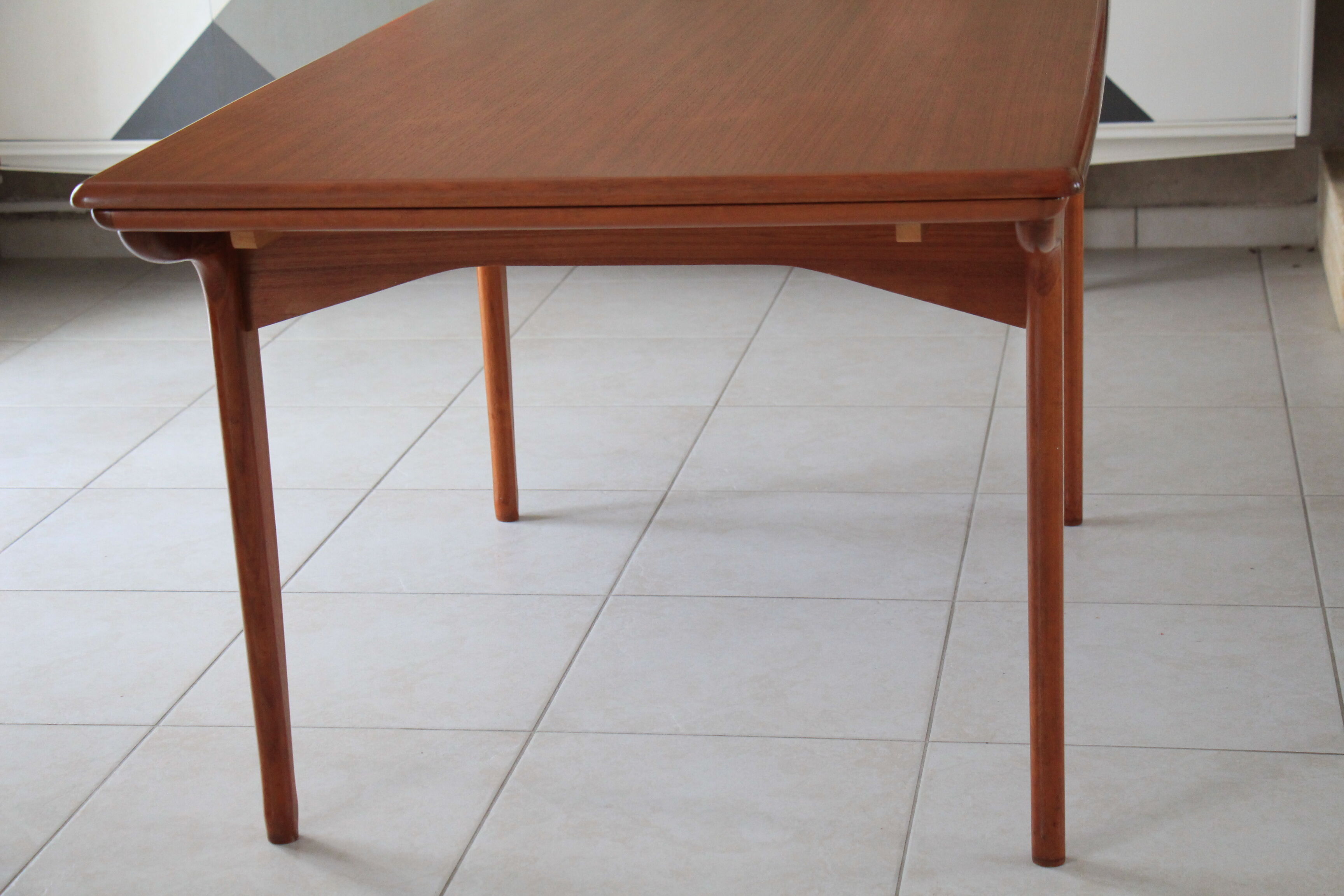 Table design scandinave en teck "meuble tv paris"