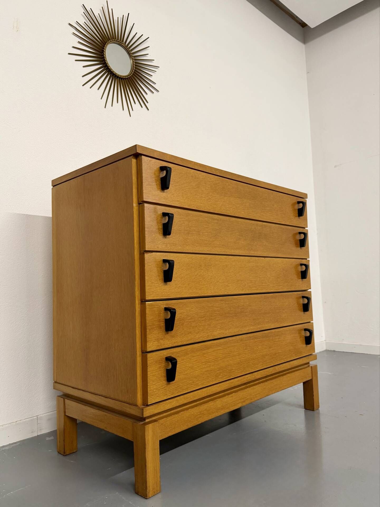 Vintage chest of drawers with 5 drawers in light wood, French design from the 60s/70s.