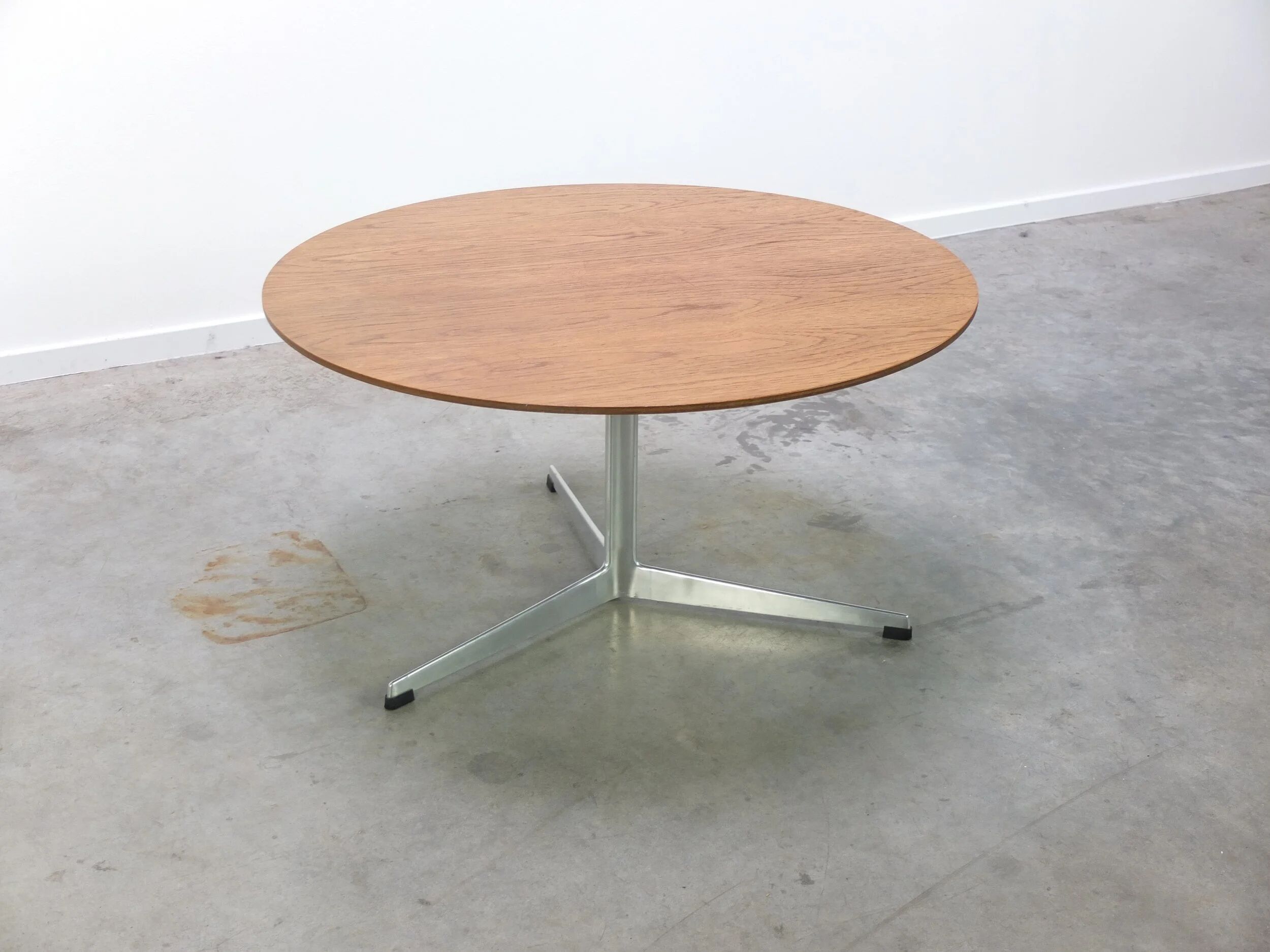 Circular coffee table in oak by Arne Jacobsen for Fritz Hansen, 1960s