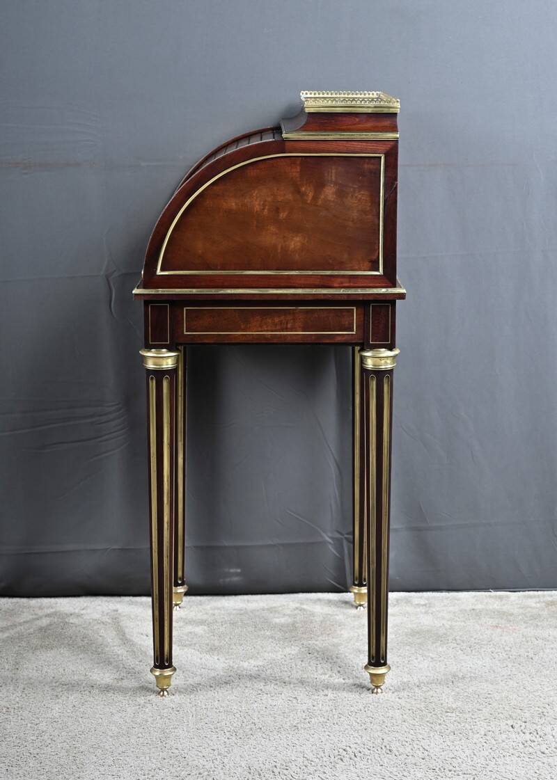 Small mahogany living room furniture, Louis XVI style – 2nd half of the 19th century.