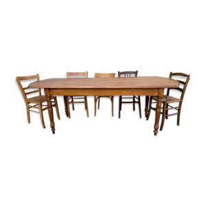 Ancienne table bistrot ovale en bois massif teinte claire  Dimensions 220 cm x 88 cm