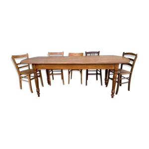 Ancienne table bistrot ovale en bois massif teinte claire Dimensions 220 cm x 88 cm