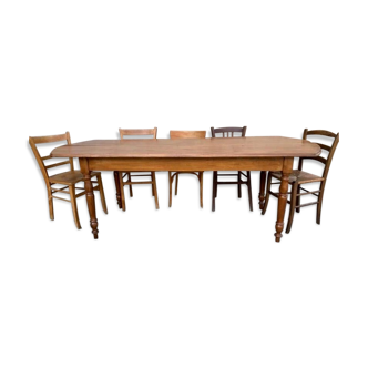 Ancienne table bistrot ovale en bois massif teinte claire  Dimensions 220 cm x 88 cm