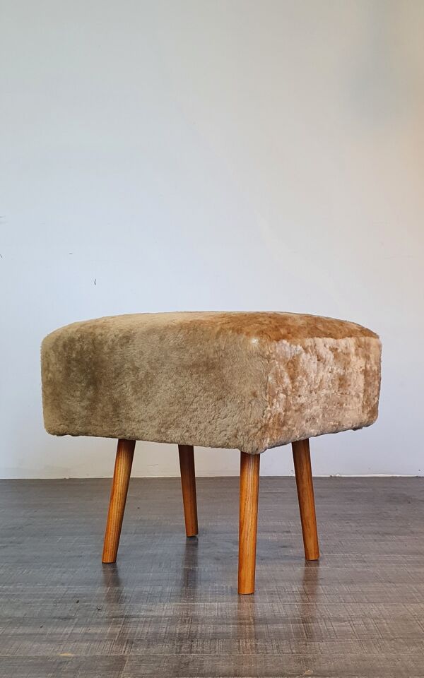 Fauteuil Wing norvégien en peau de mouton avec ottomane 1950