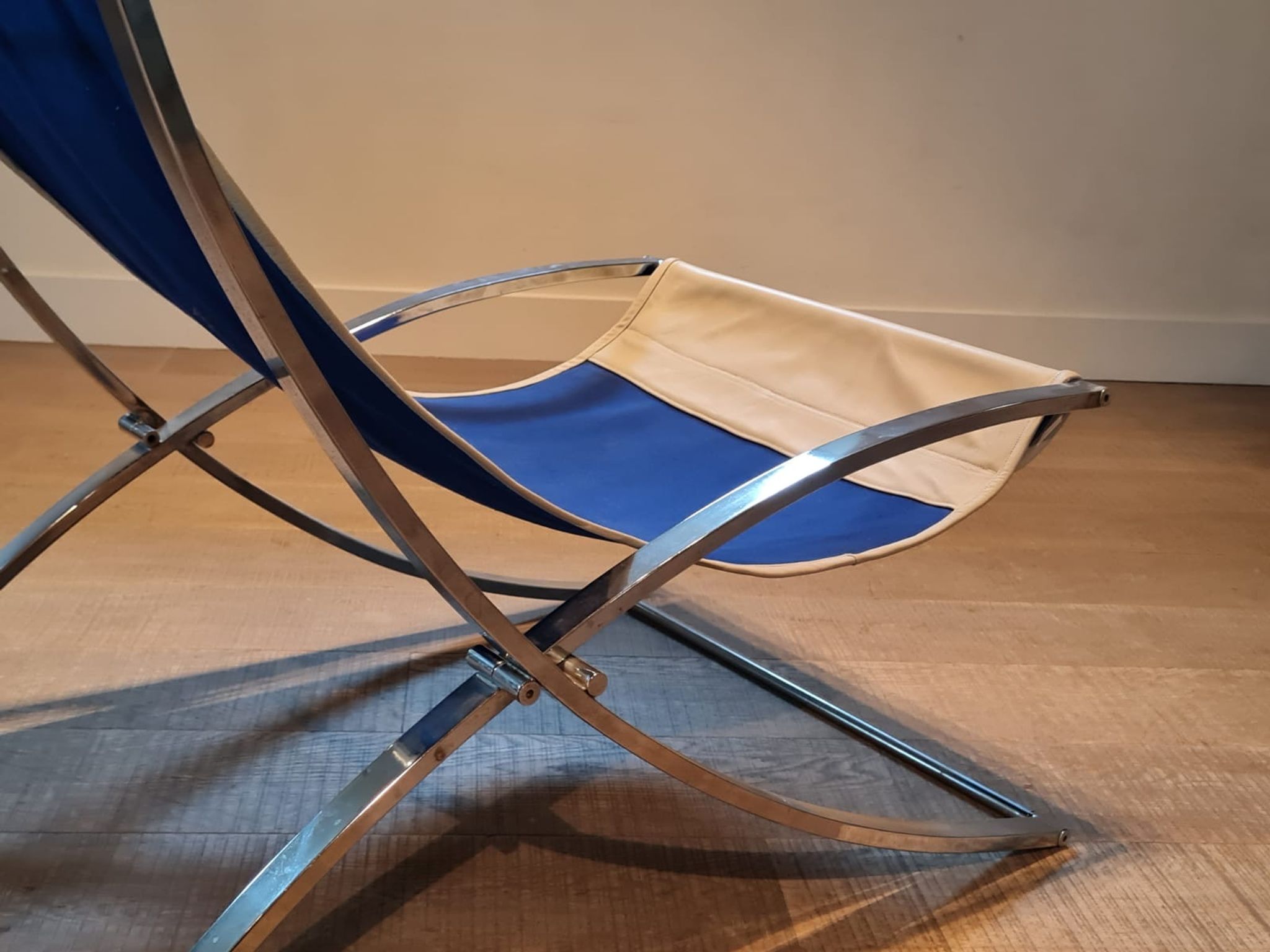 Marcello Cuneo ‘Louisa’ lounge chair in blue canvas and white leather, Italy 1970s