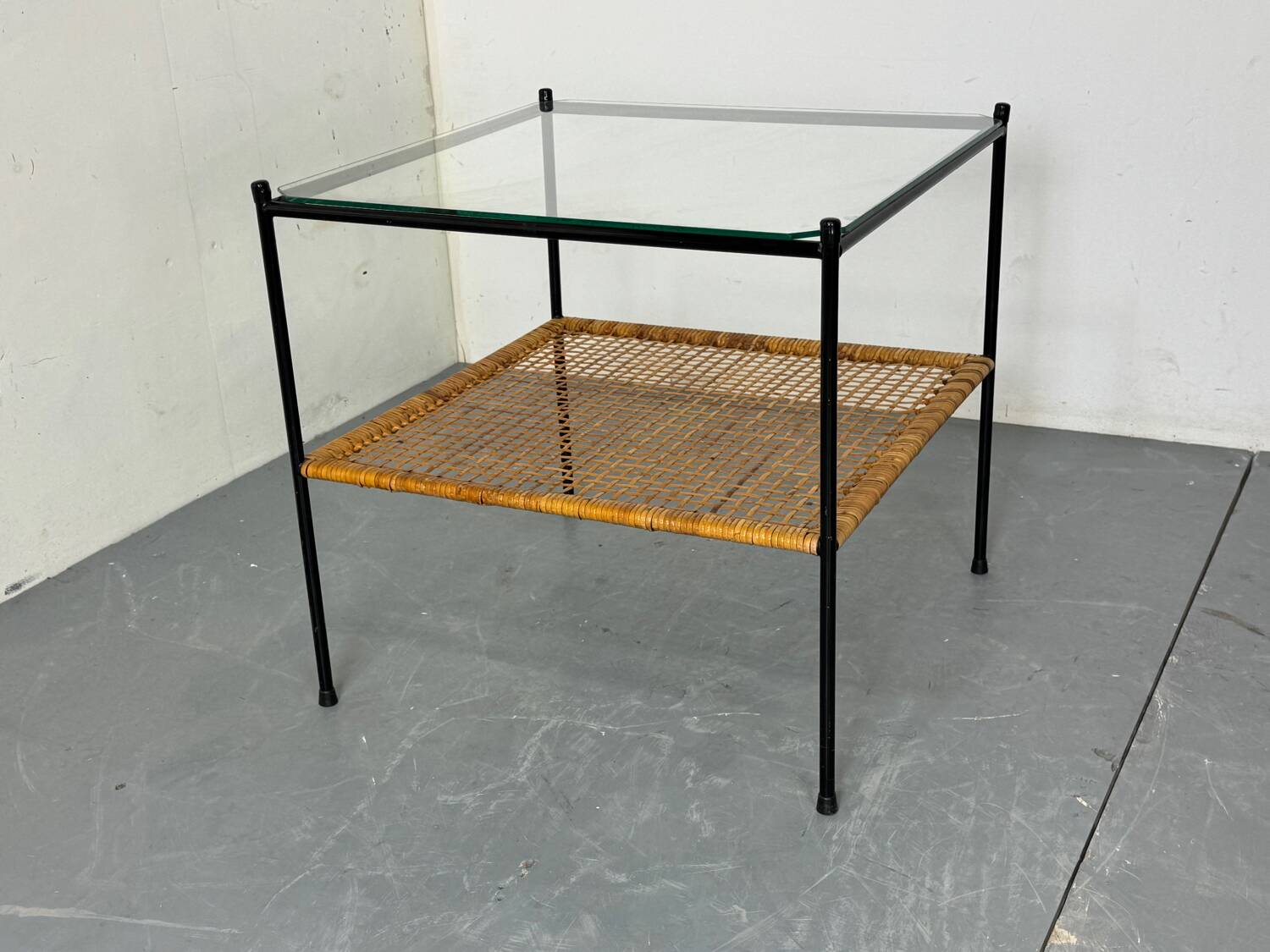 Table d'appoint ou table basse en rotin et verre de style danois moderniste du milieu du siècle