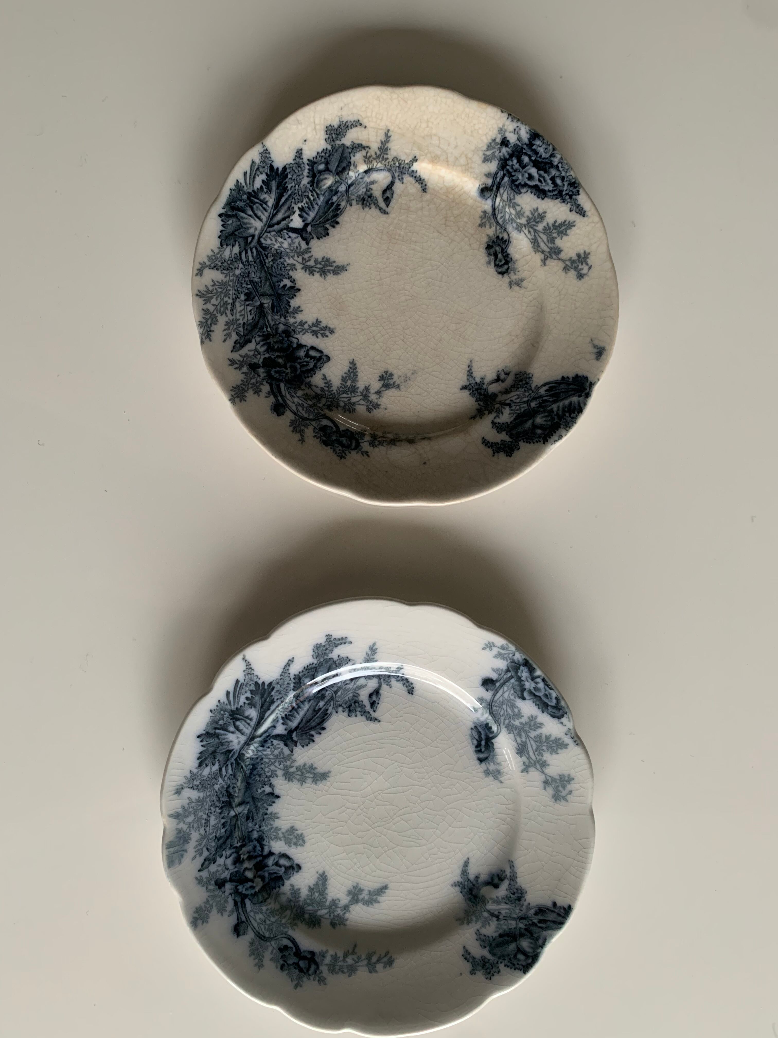 Together two small plates in English porcelain Johnson Bros