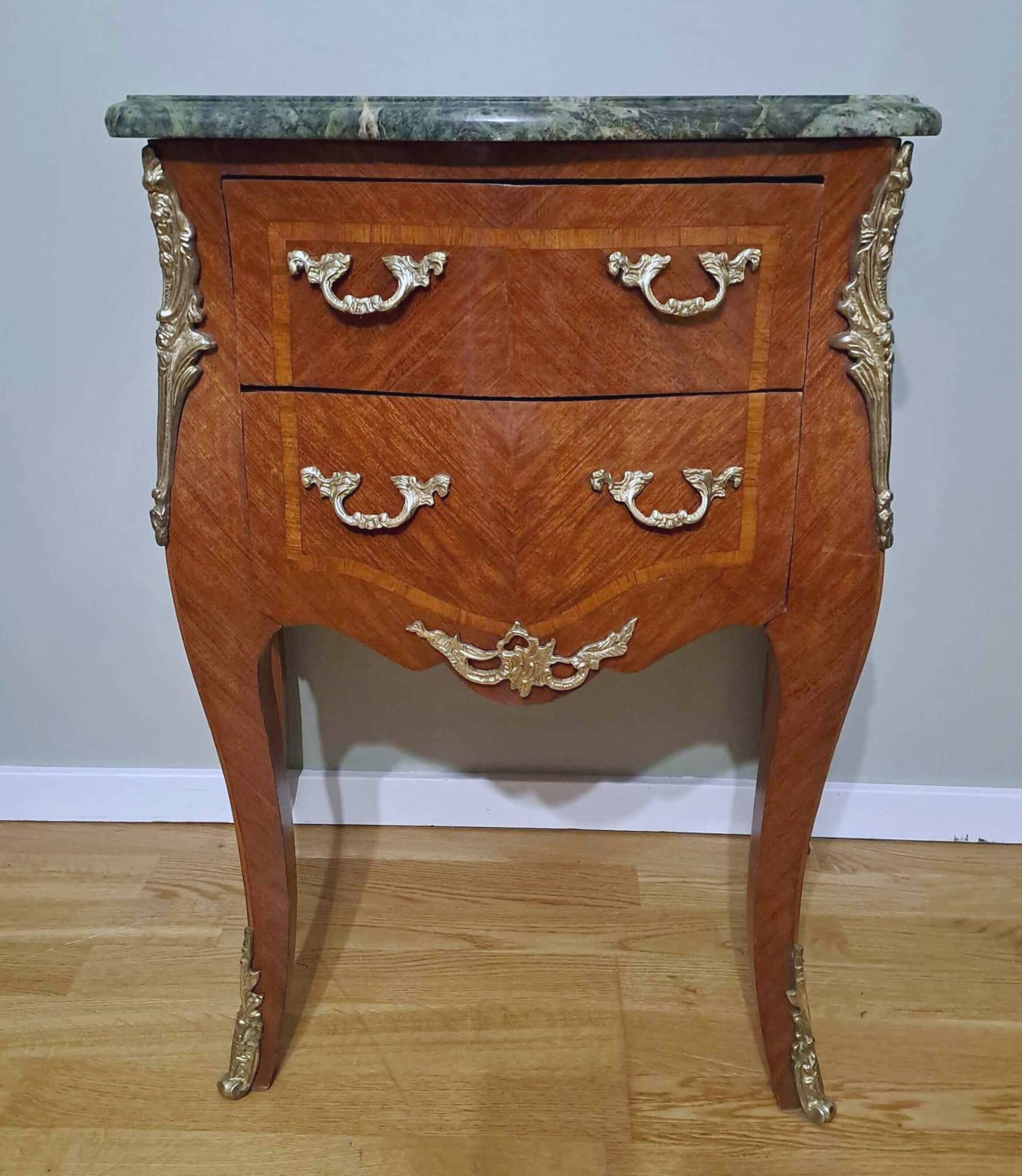 Marquetry chest of drawers