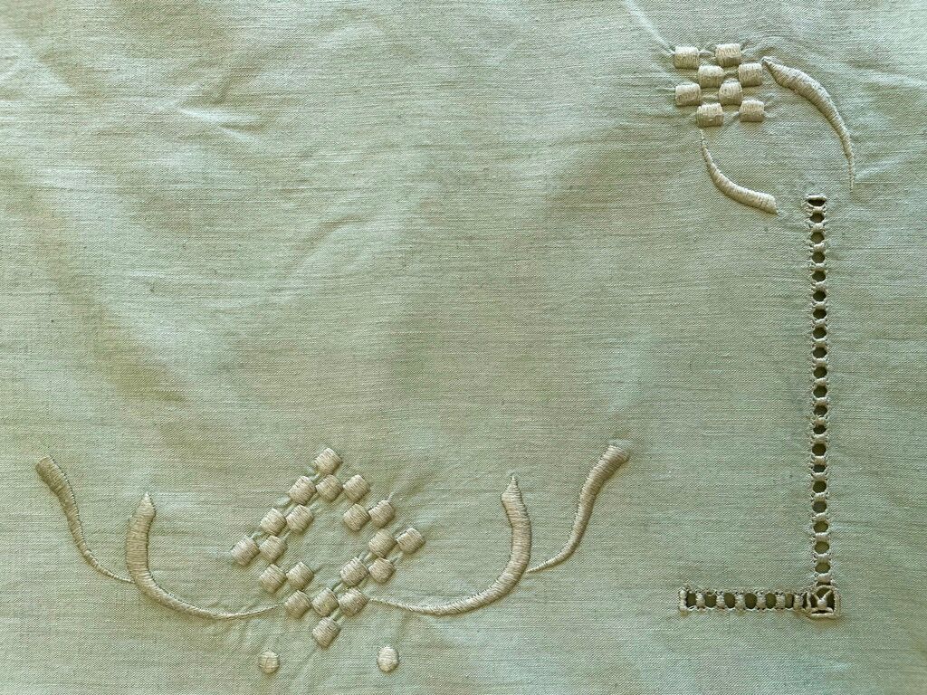 Old tablecloth and its 10 monogrammed GC towels and olive green embroidered - 225x165cm - Métis