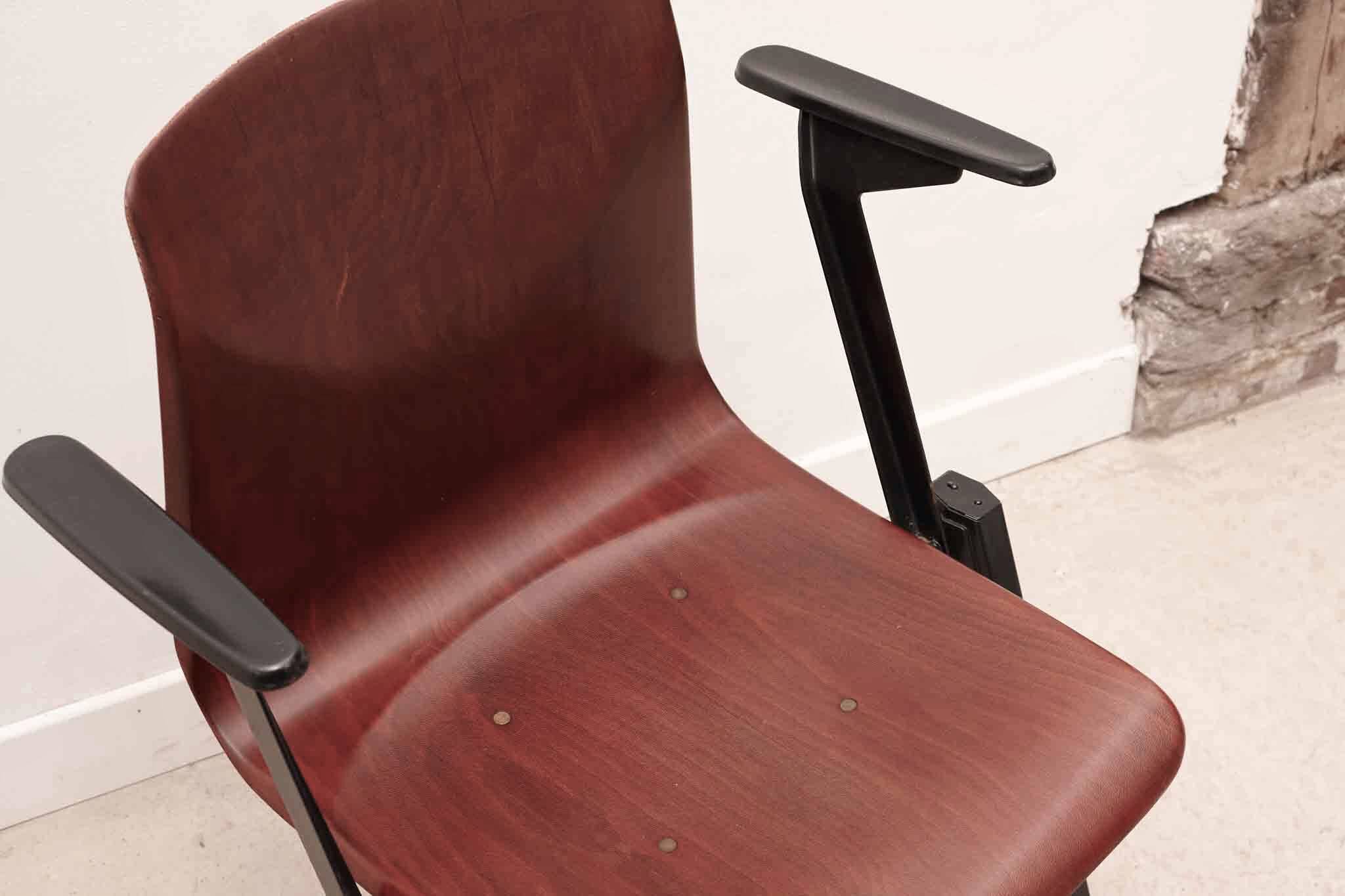 Chaise Galvanitas S22 accoudoirs acajou et noir