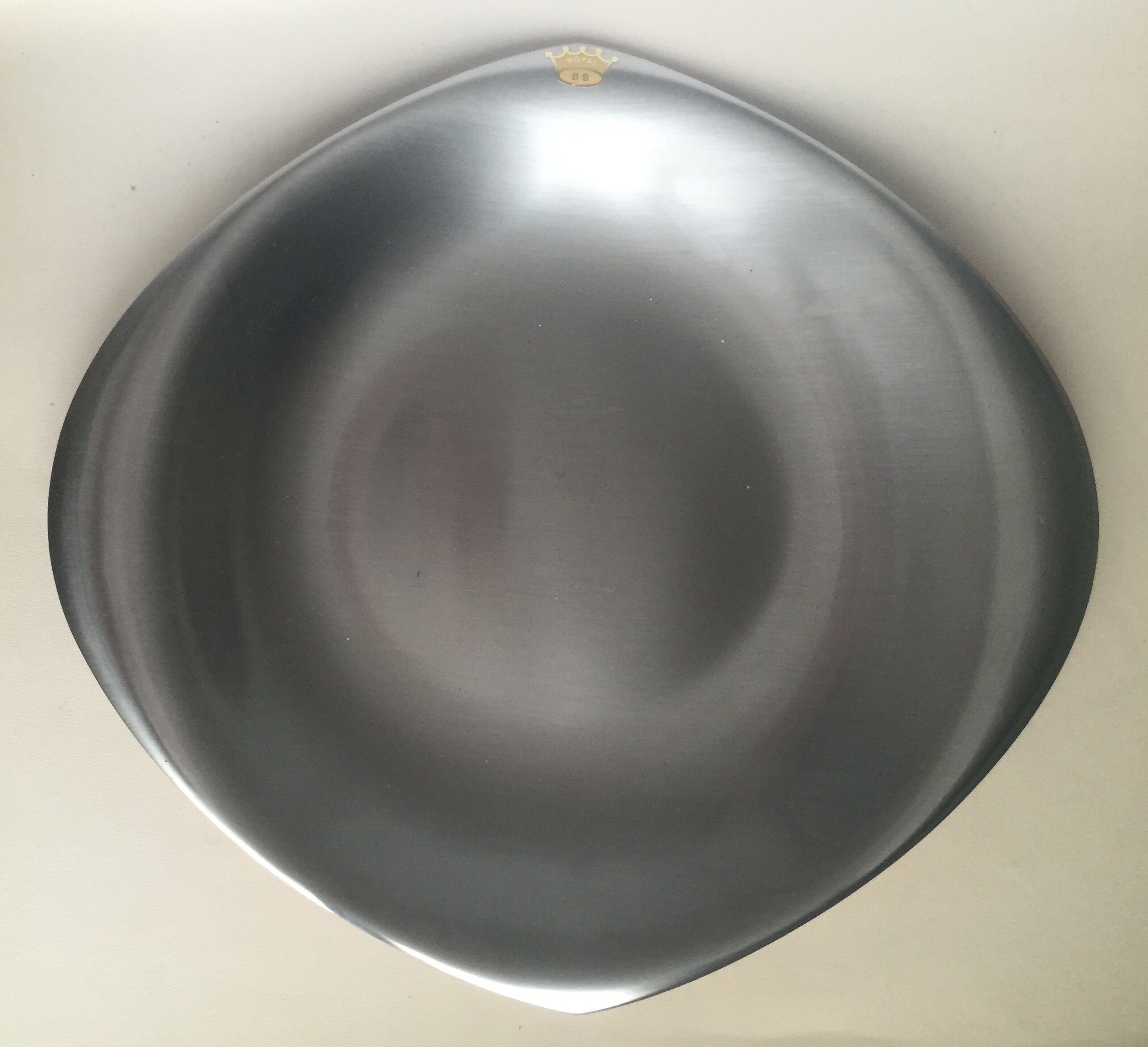 Round plate in brushed metal