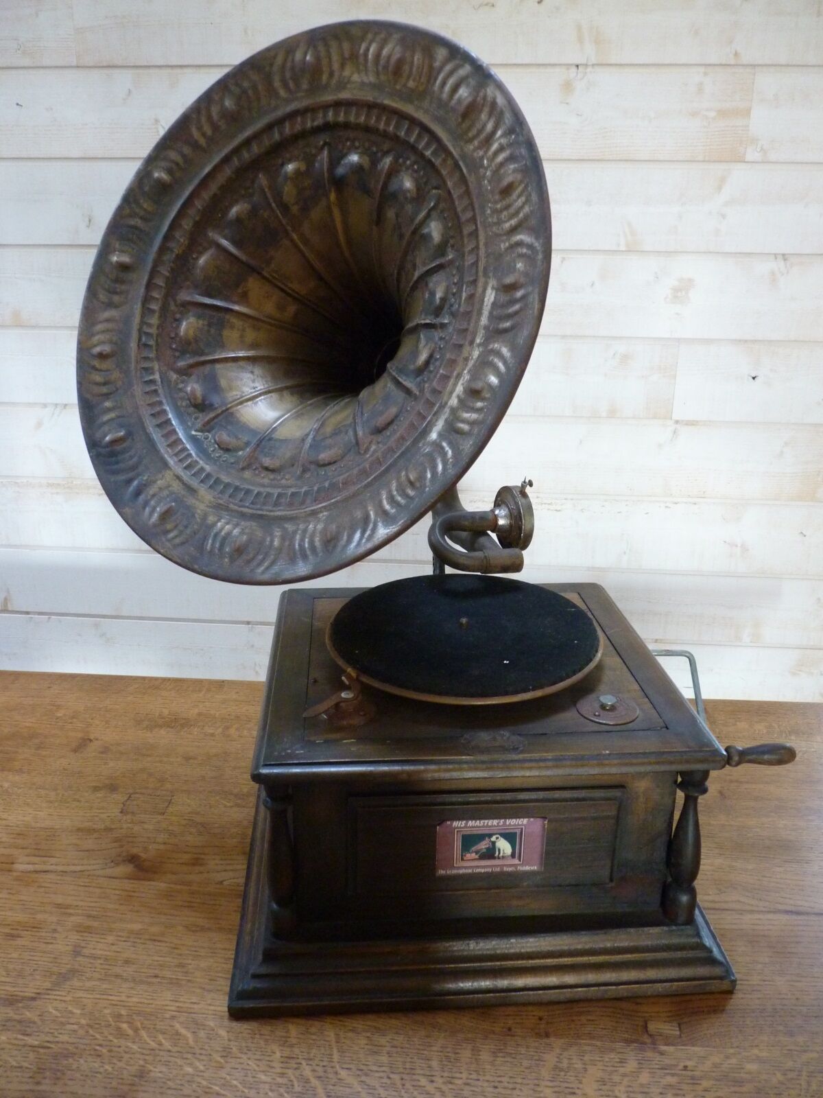 Gramophone with flag "his master's voice"