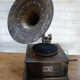 Gramophone with flag "his master's voice"