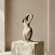 Vase sculptural biomorphique en céramique représentant une forme féminine, Europe, XXe siècle