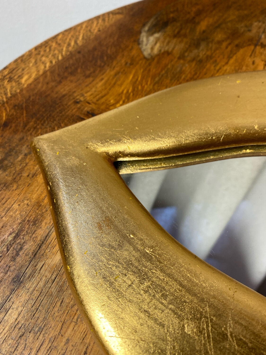 “Lips” mirror in plaster gilded with gold leaf