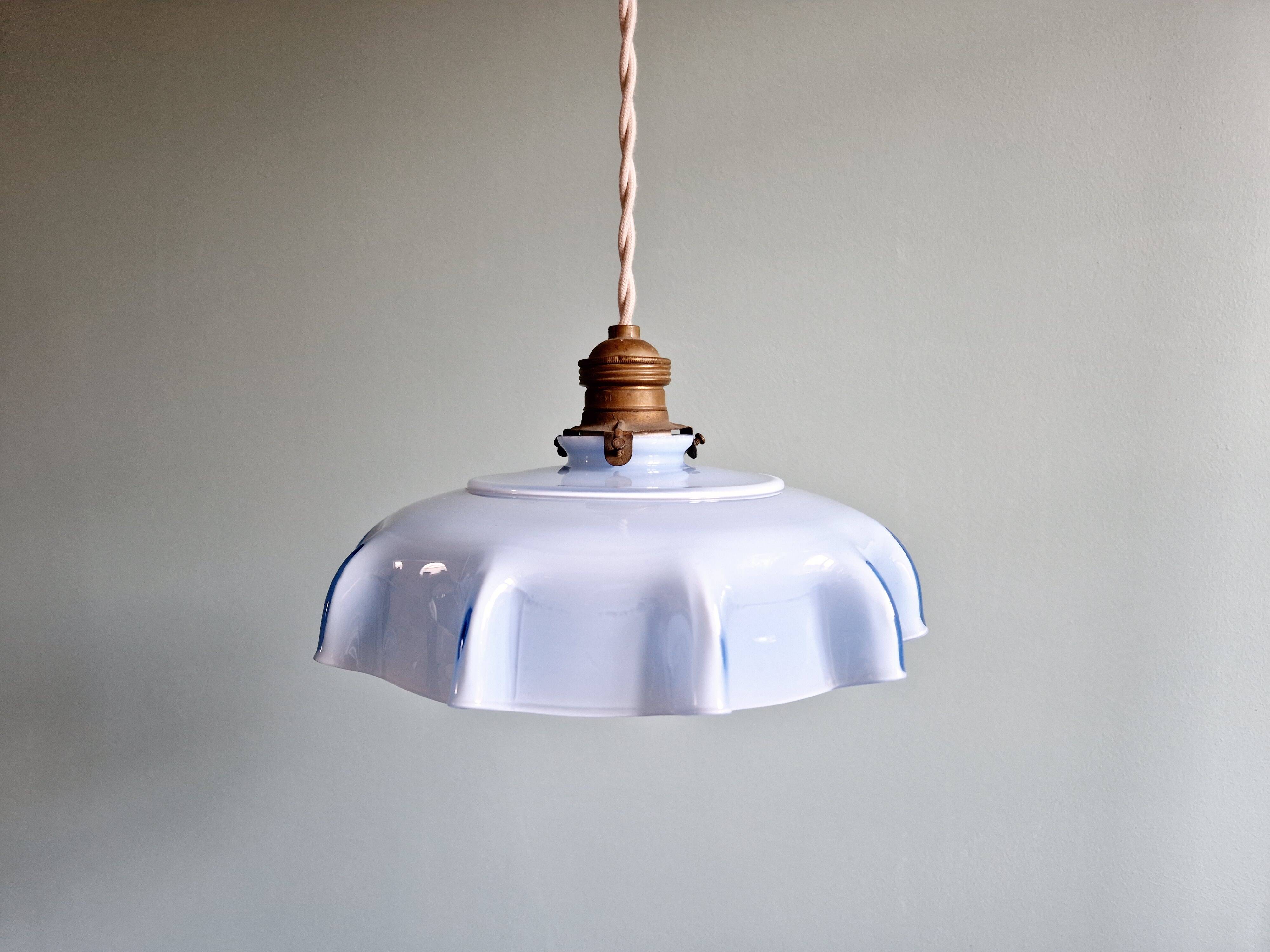 Suspension Art Déco en verre opaline mauve festonné, années 1920-30