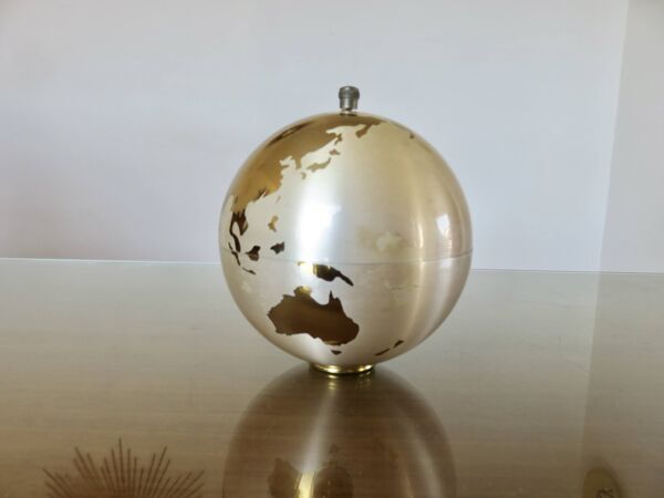 Grand globe terrestre , distributeur de cigarettes, laiton, 1960 - 1970