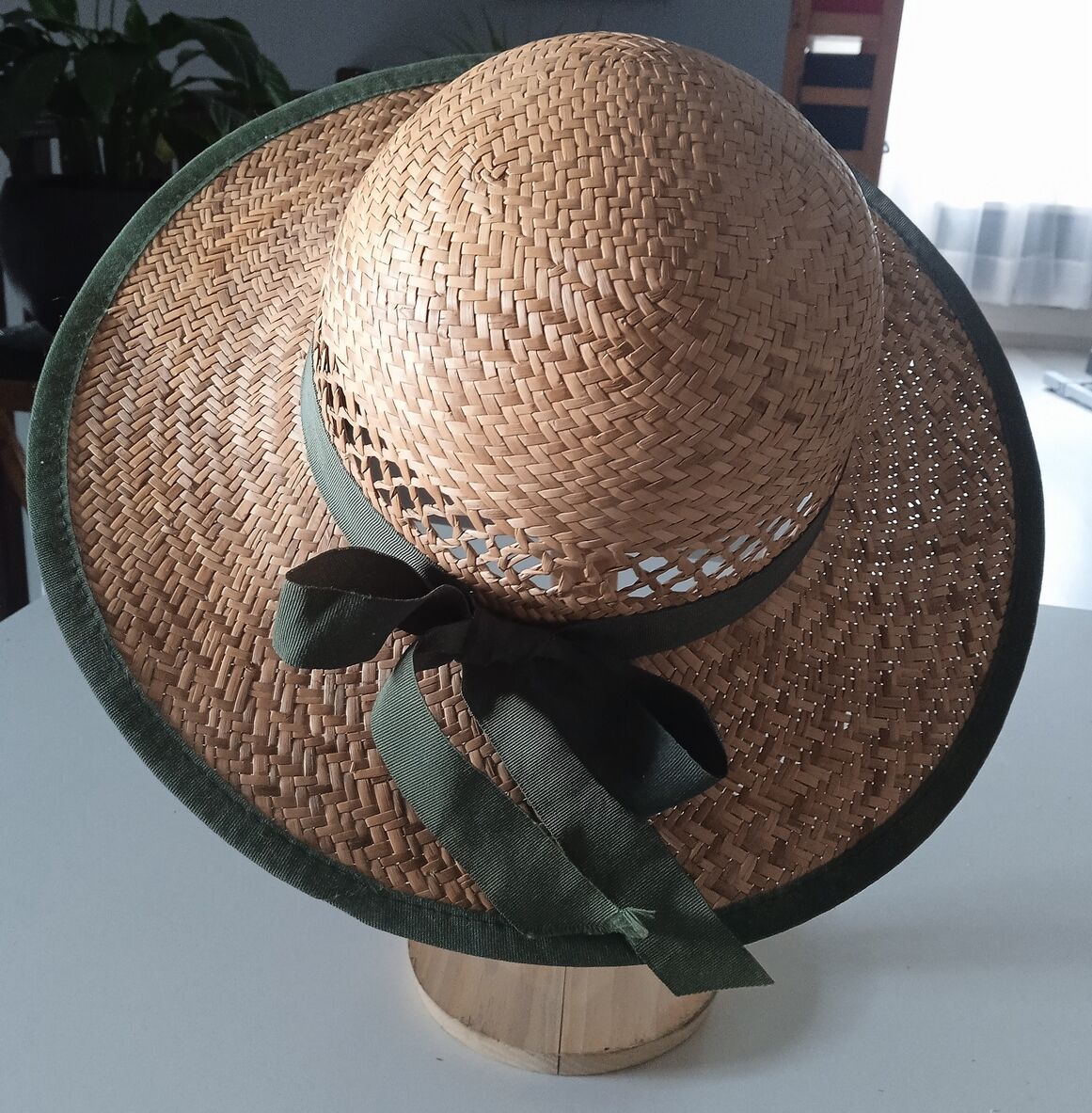 Women's straw hat Chic dress style. Hand-braided natural straw.