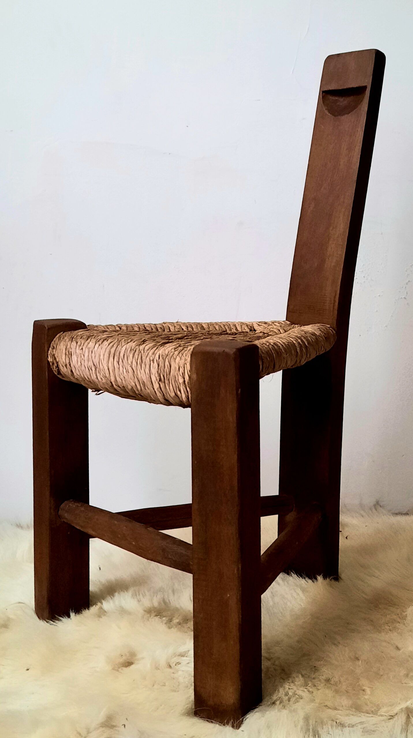 Brutalist tripod chair in solid wood and vintage straw from the 50s / 60s