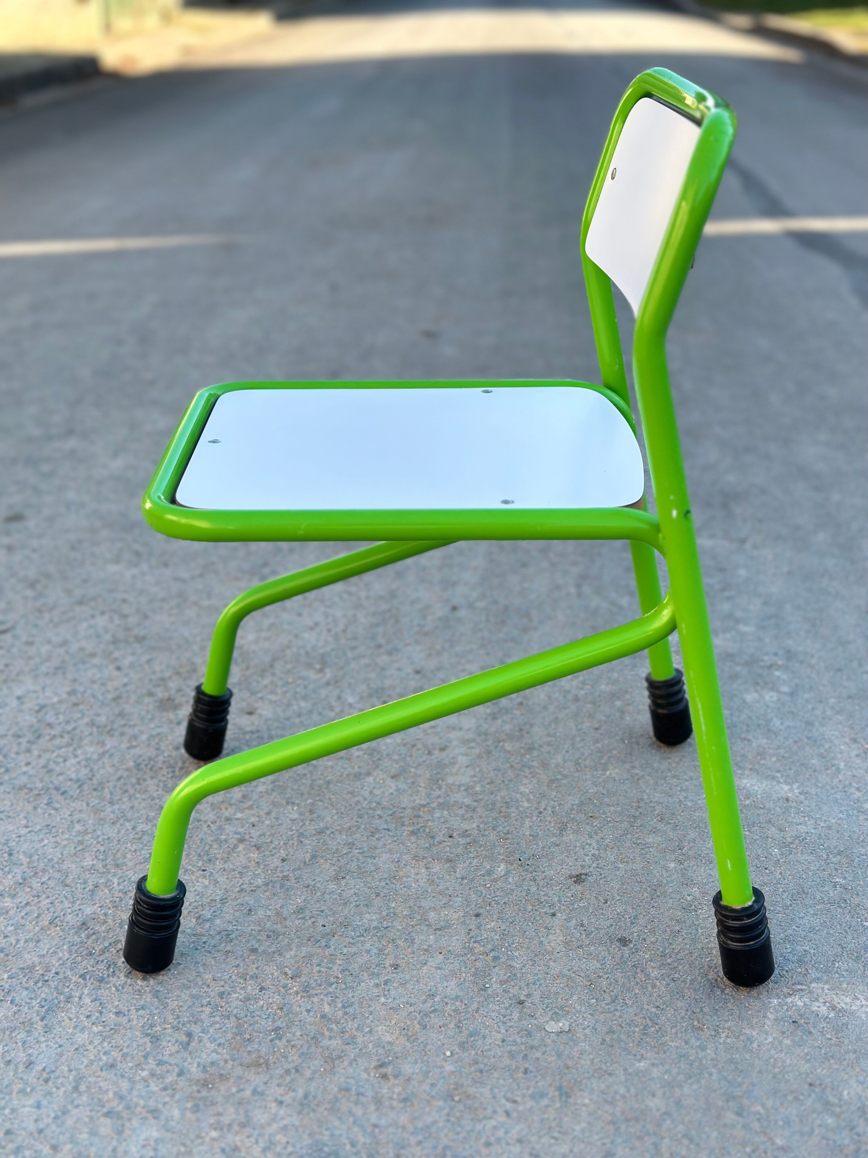 Green tubular children's chair 60 years;