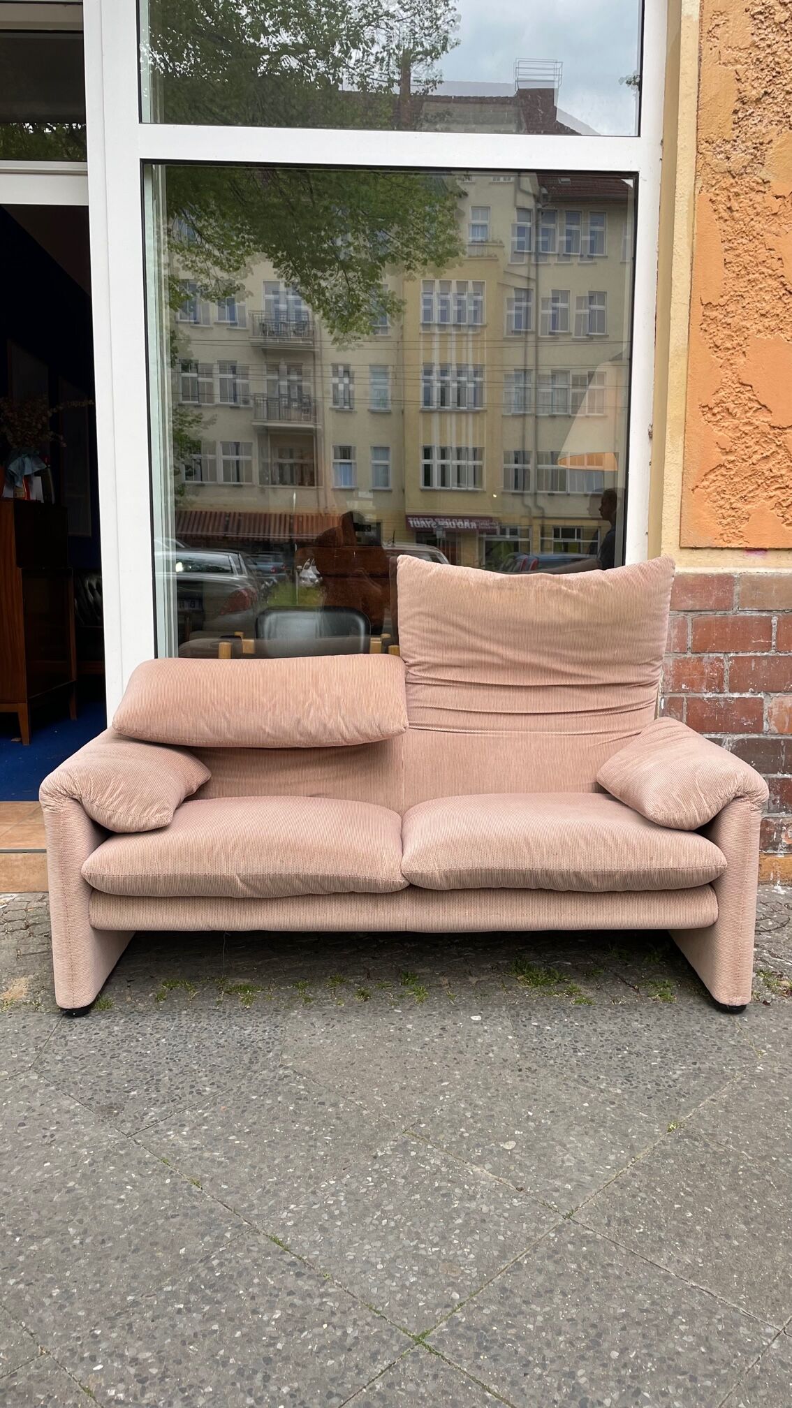 Maralunga sofa of cassina of the 80s design vico magistretti