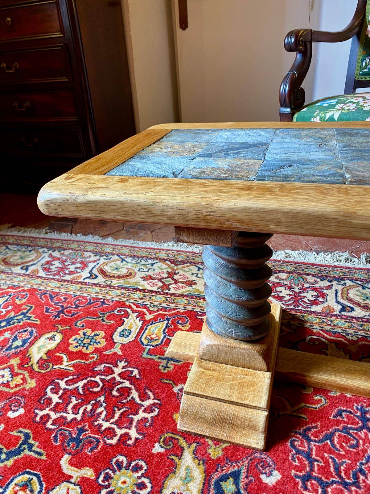 Vintage coffee table in solid oak and slate – Press screw base