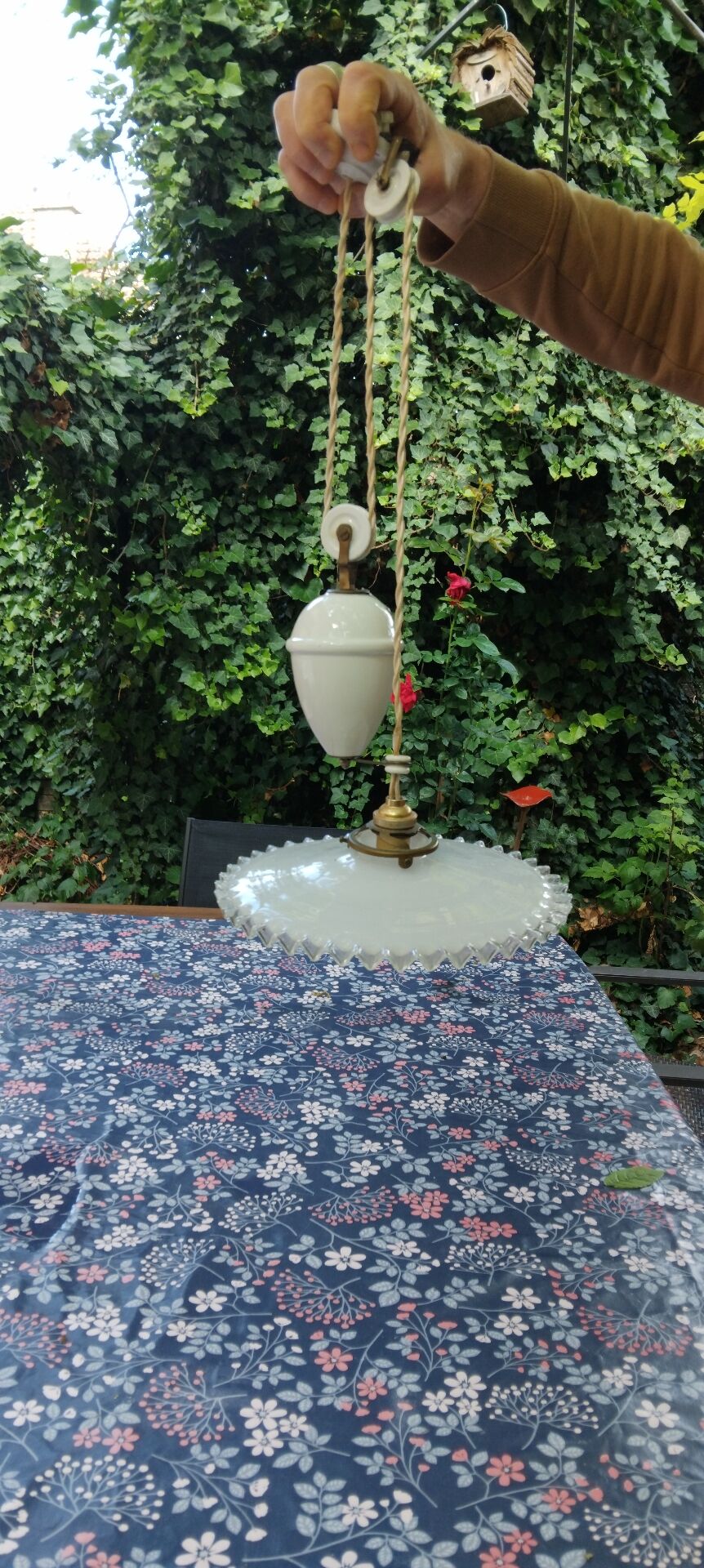 Vintage suspension, raised and lowered opaline porcelain.