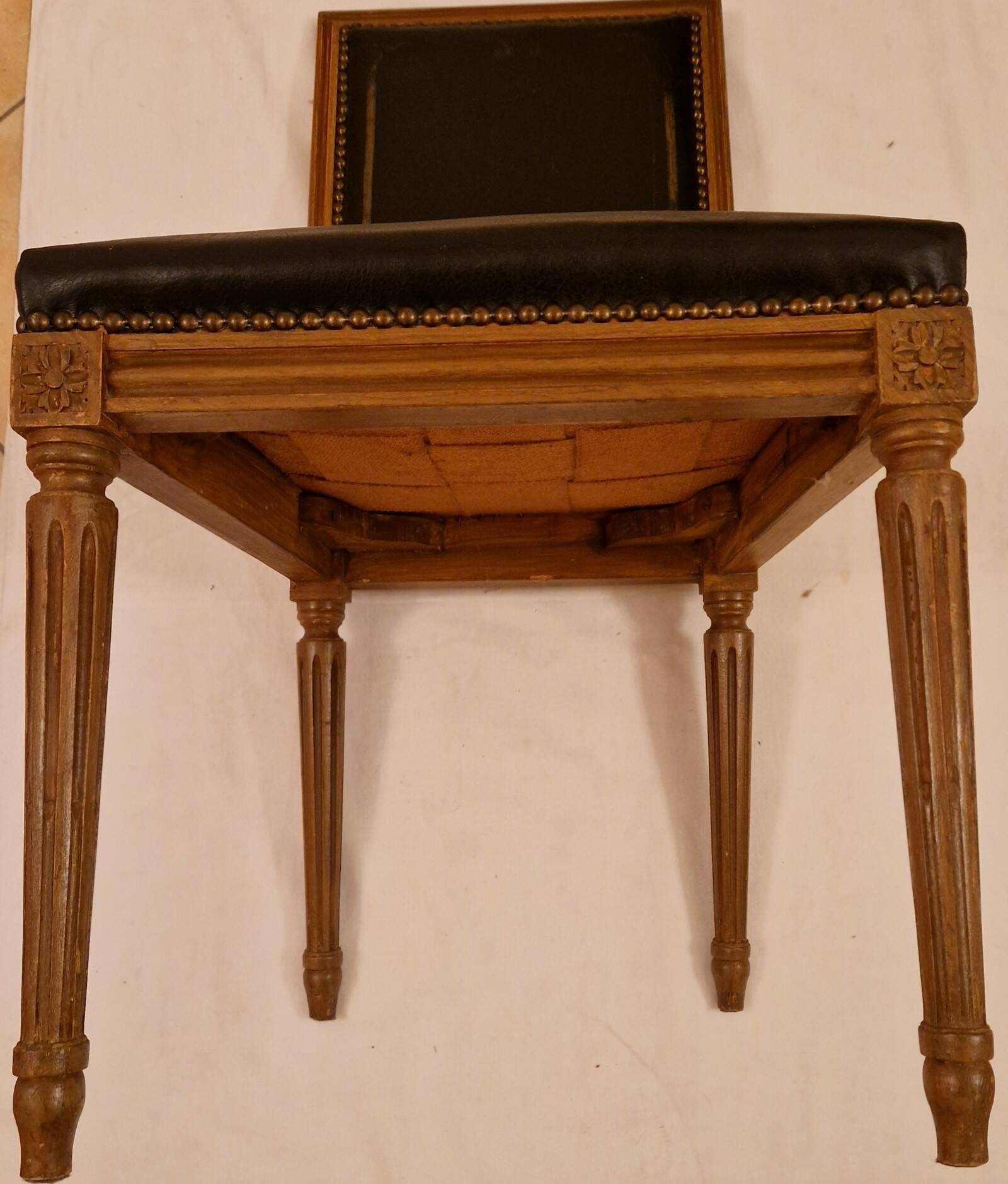 Antique Louis XVI style chair in solid wood and patinated leather.