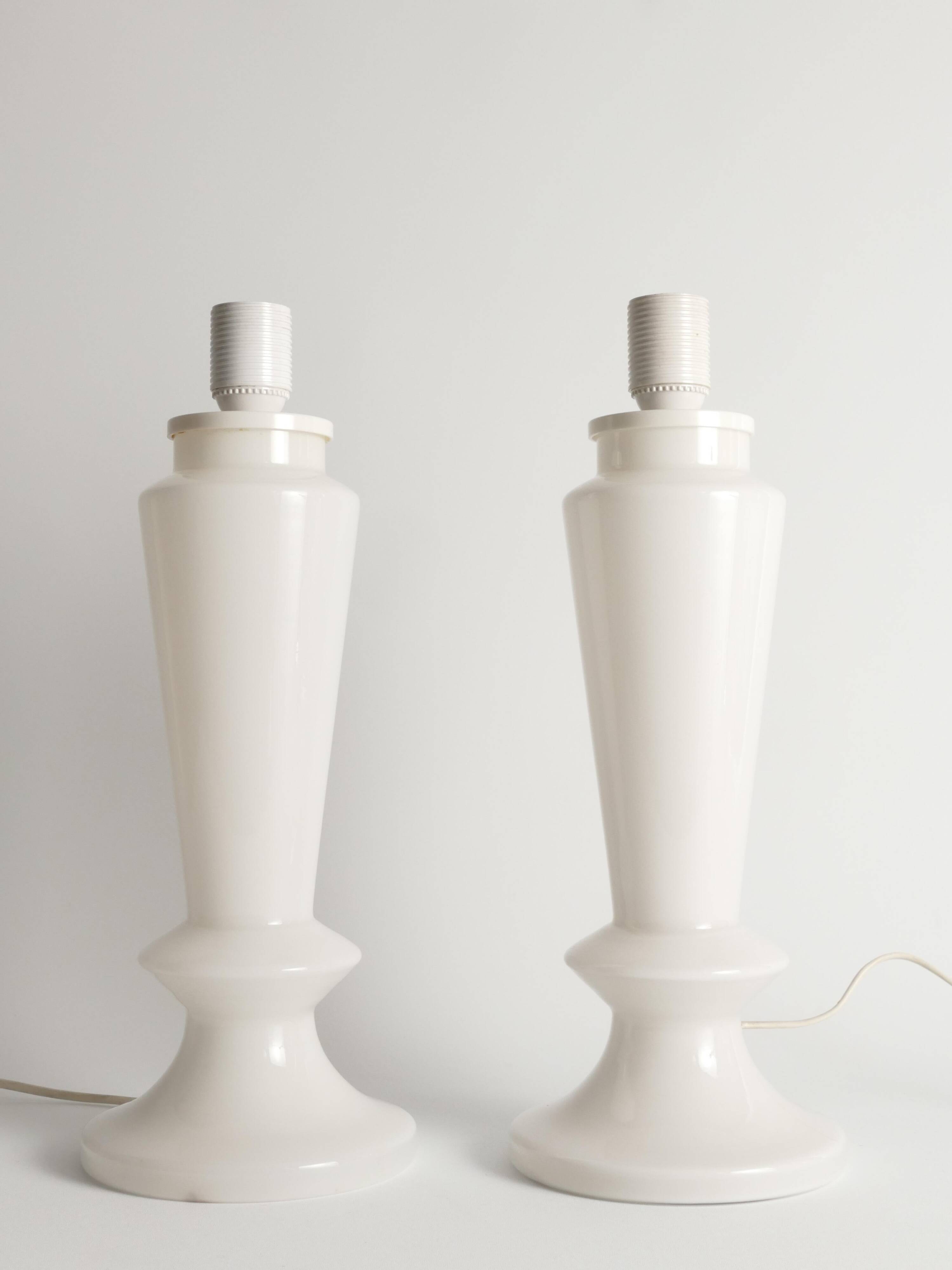 Paire de lampes de table en verre opalin de style mid-century moderne, Suède, ensemble de 2