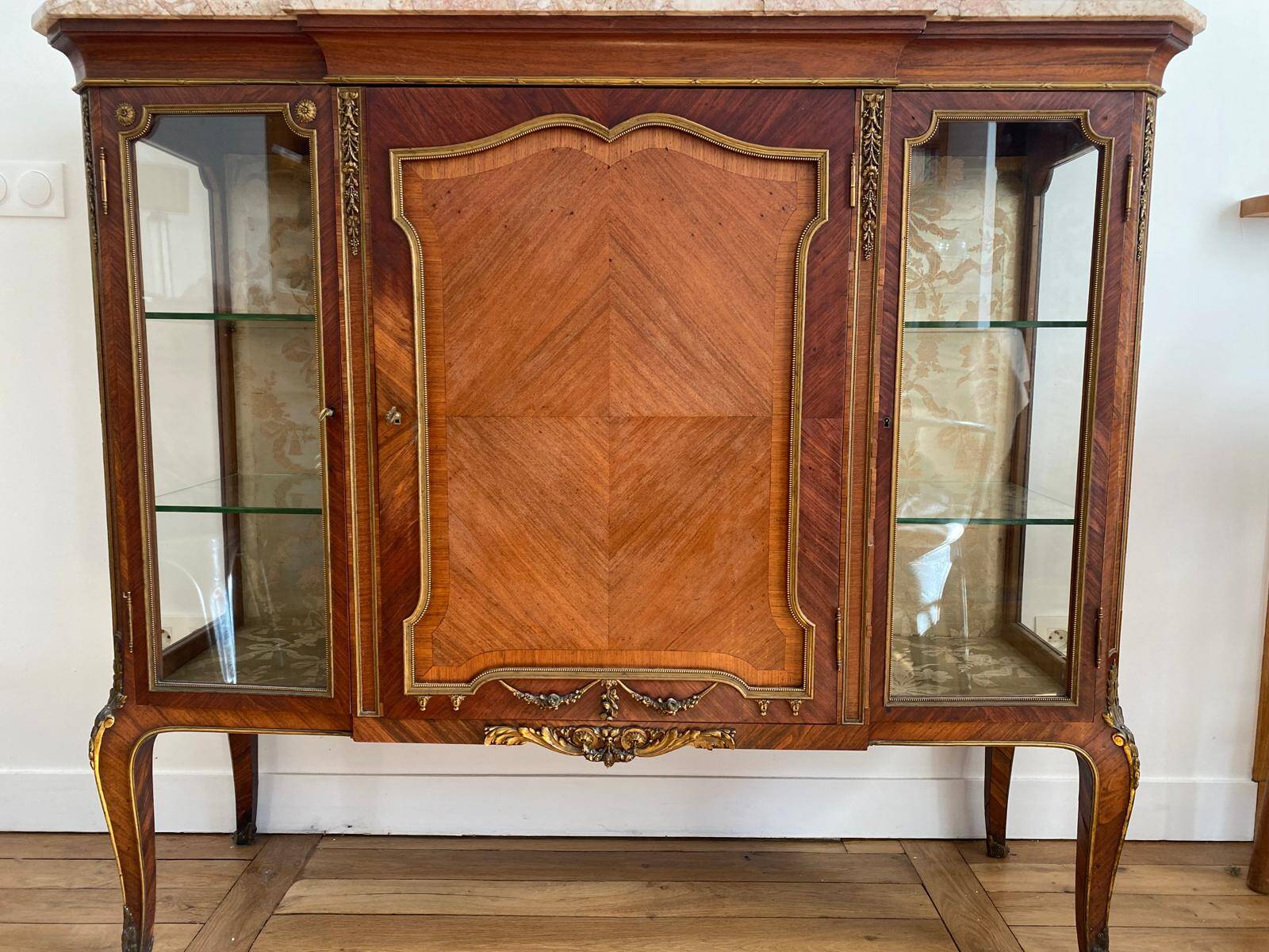 Vitrine Napoléon III marquetée, marbre et bronzes – XIXᵉ siècle
