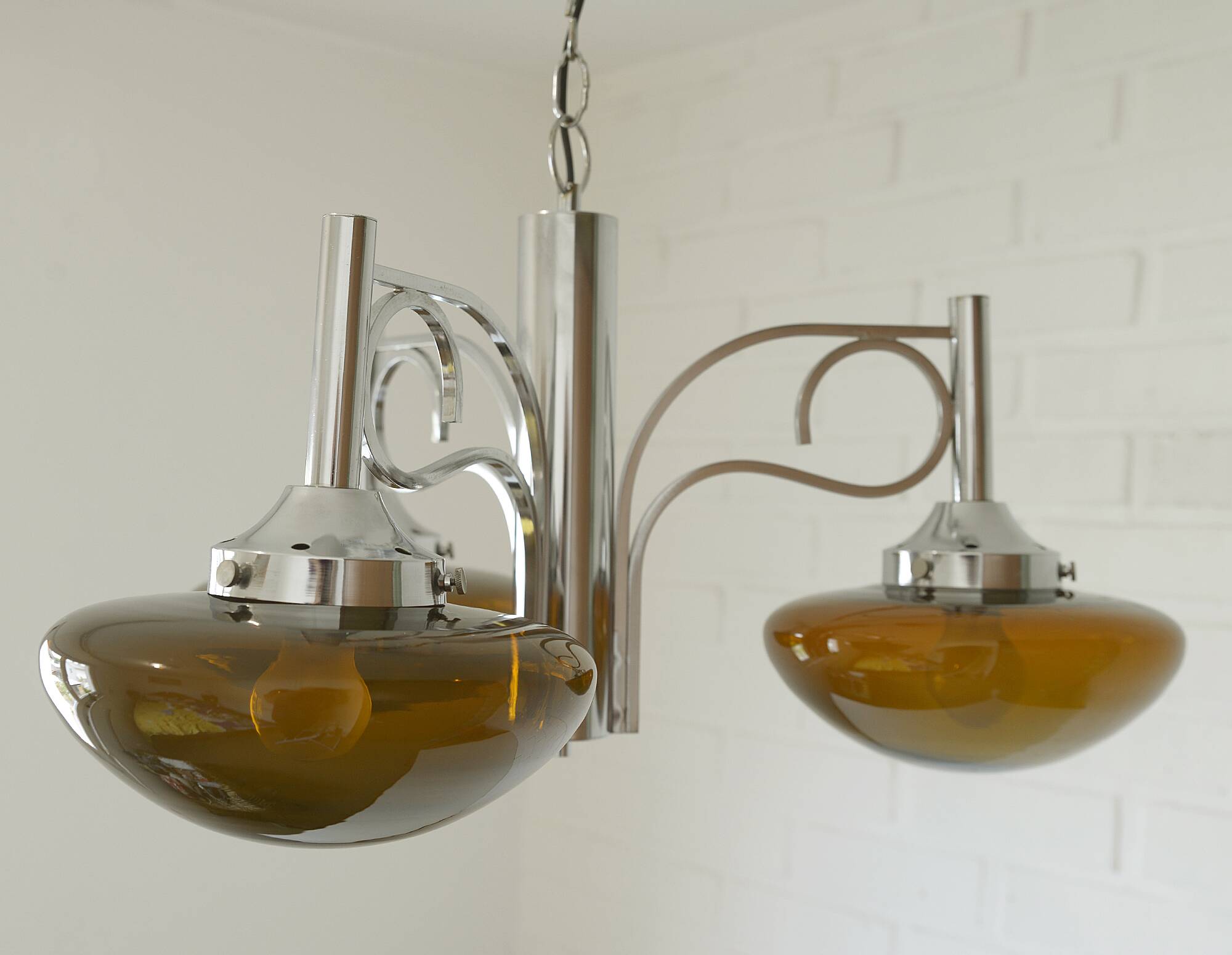 Lustre vintage en chrome, lampe suspendue en verre ambré moderne du milieu du siècle
