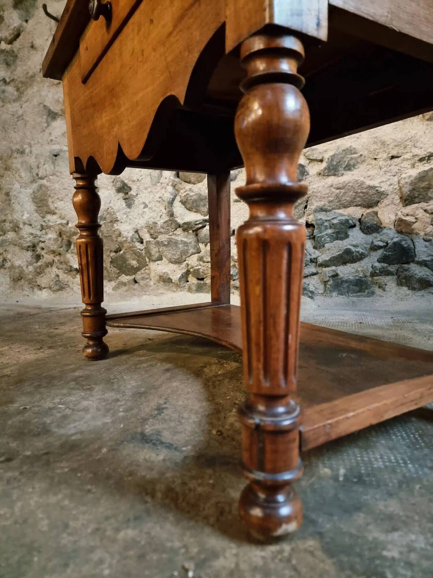 Table d'appoint française ancienne en noyer et cerisier – Louis Philippe, XIXe siècle