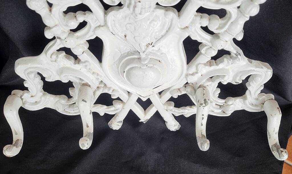 Porte-manteau mural vintage à 4 crochets en aluminium moulé, orné d'héraldique.