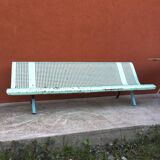 Banc public en fer perforé