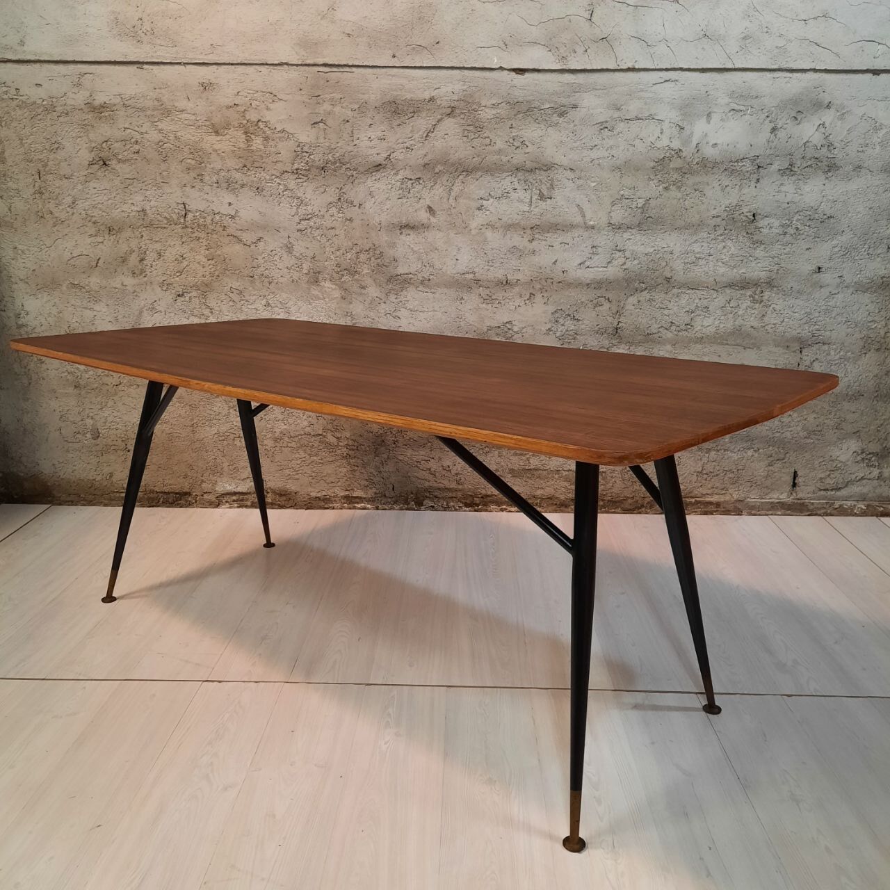 Dining table in teak wood and feet in painted metal.